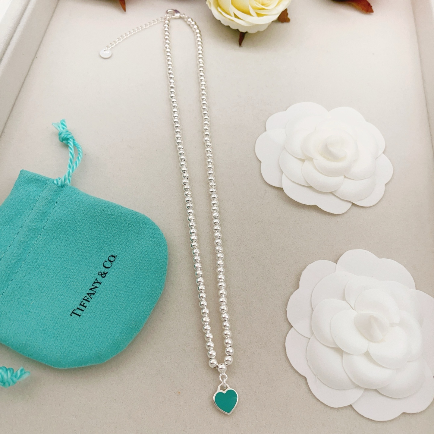 【Tiffany*帝芙尼最新款🆕🆕银色光面绿色爱心项链】一致官网黄铜材质，非常的上镜‼️设计很特别值得入