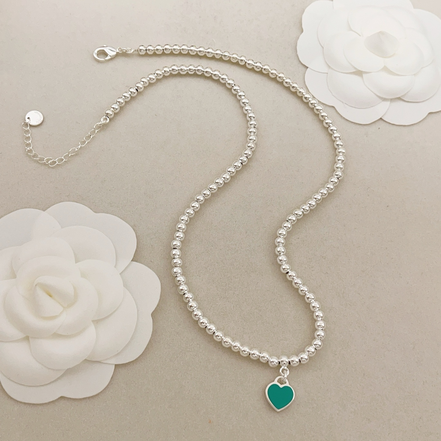 【Tiffany*帝芙尼最新款🆕🆕银色光面绿色爱心项链】一致官网黄铜材质，非常的上镜‼️设计很特别值得入