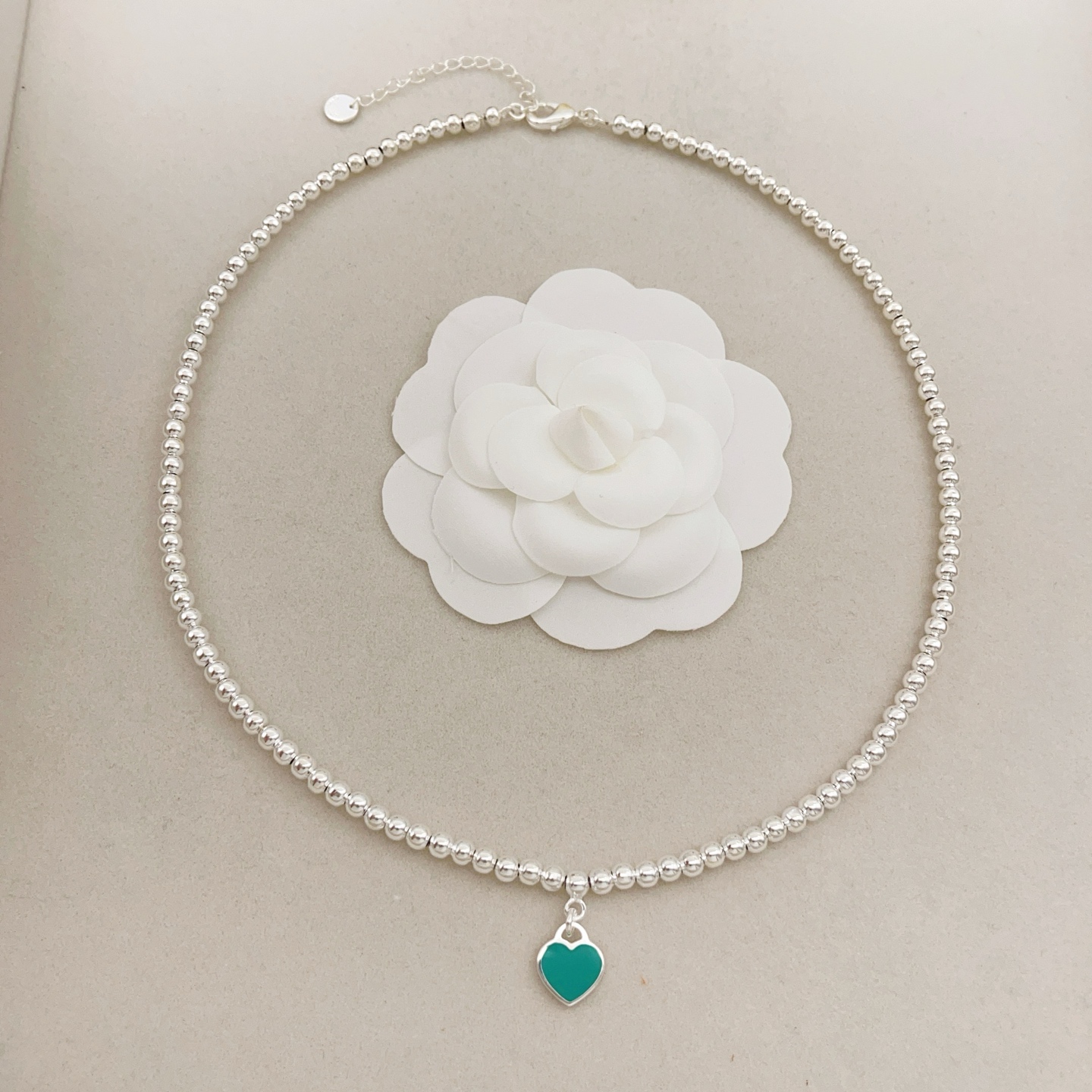 【Tiffany*帝芙尼最新款🆕🆕银色光面绿色爱心项链】一致官网黄铜材质，非常的上镜‼️设计很特别值得入