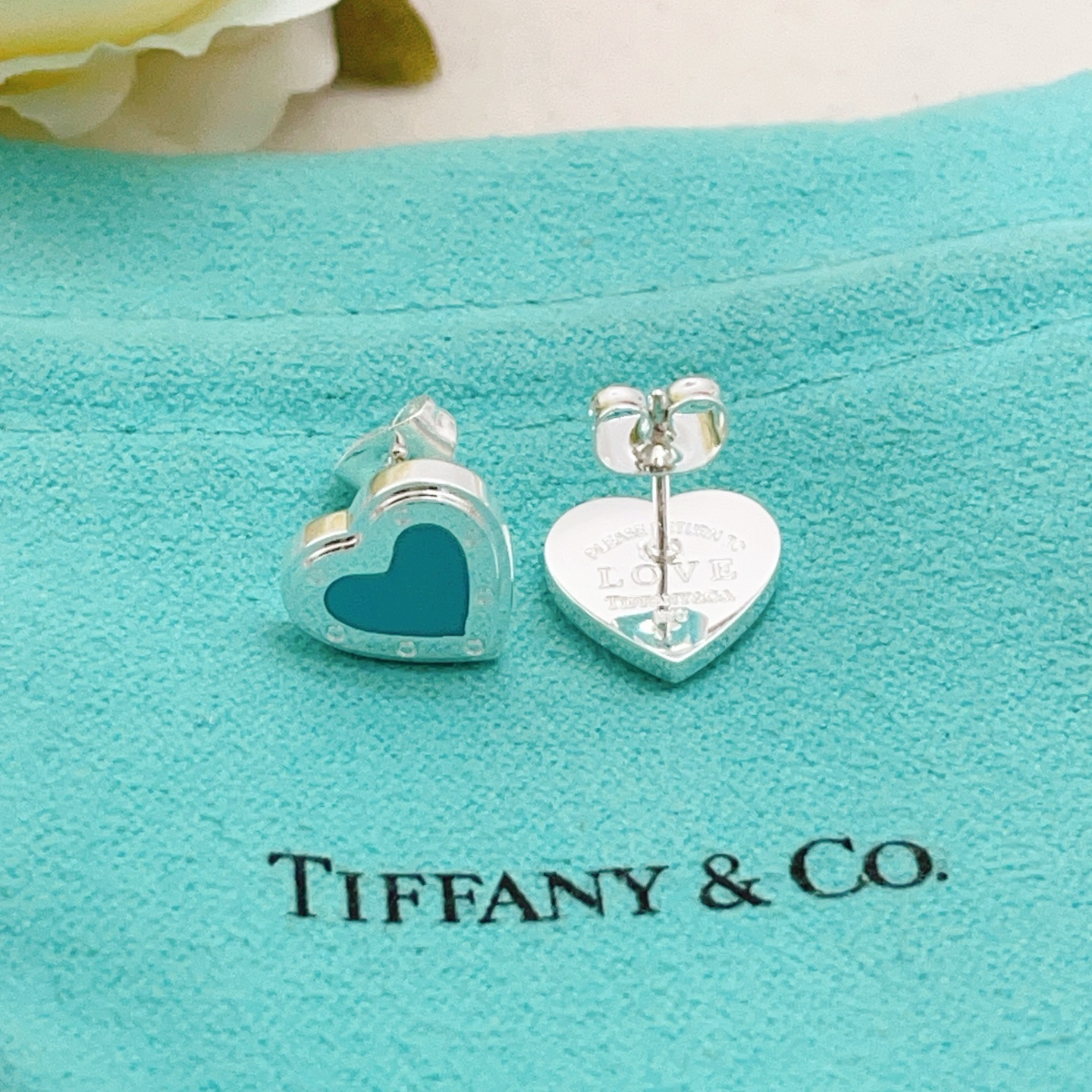 【Tiffany*帝芙尼最新款🆕🆕银色爱心耳钉】一致官网黄铜材质，非常的上镜‼️设计很特别值得入手。高级