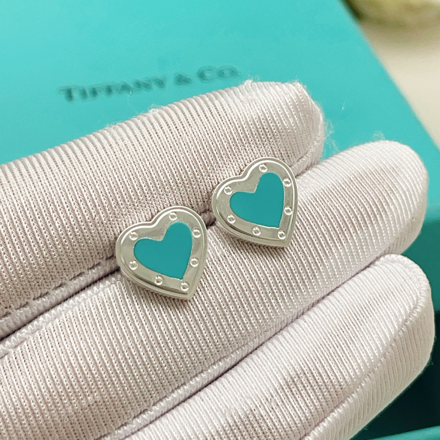 【Tiffany*帝芙尼最新款🆕🆕银色爱心耳钉】一致官网黄铜材质，非常的上镜‼️设计很特别值得入手。高级
