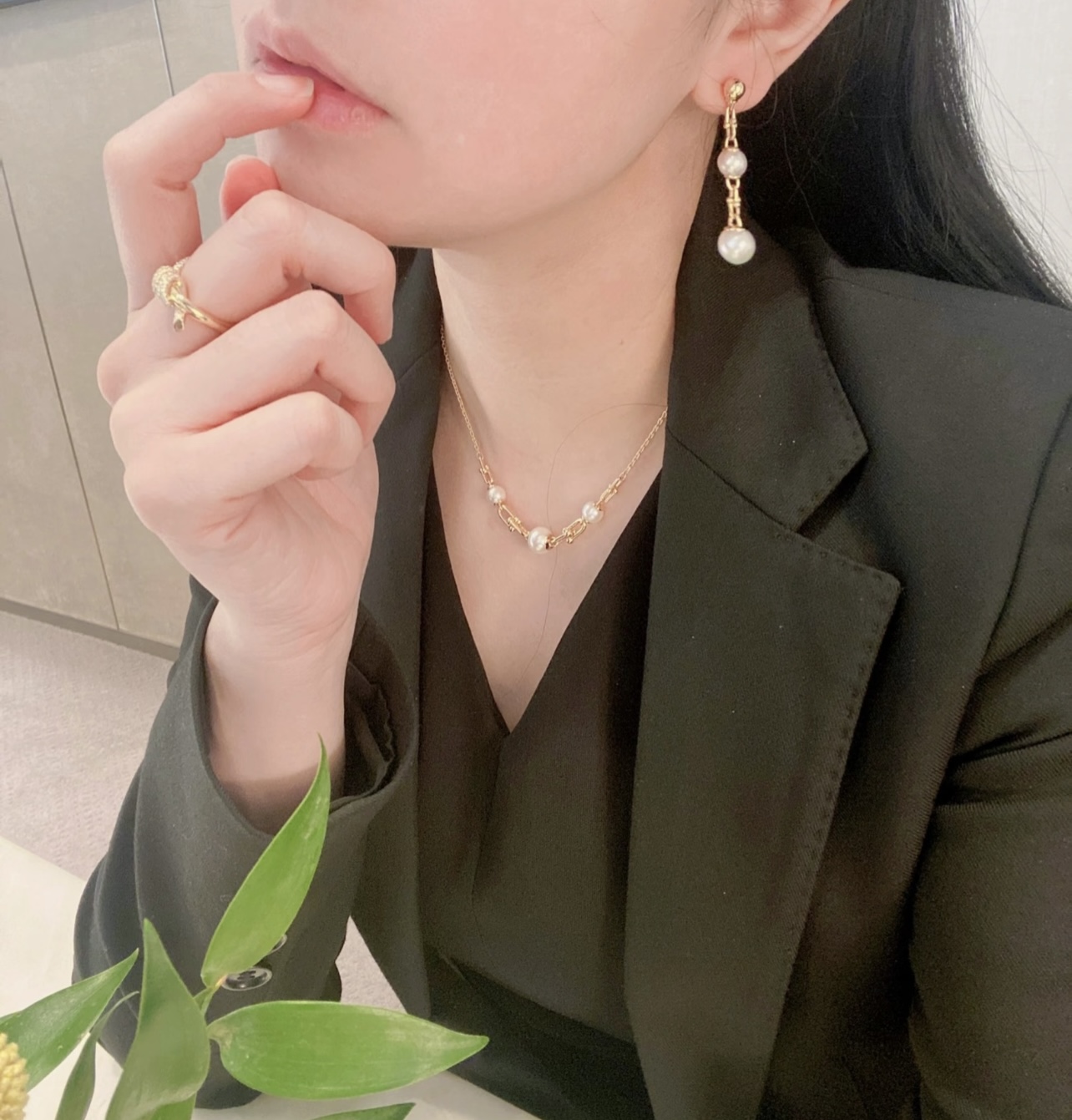 【Tiffany*帝芙尼最新款🆕🆕金色流苏珍珠耳钉】一致官网黄铜材质，非常的上镜‼️设计很特别值得入手。
