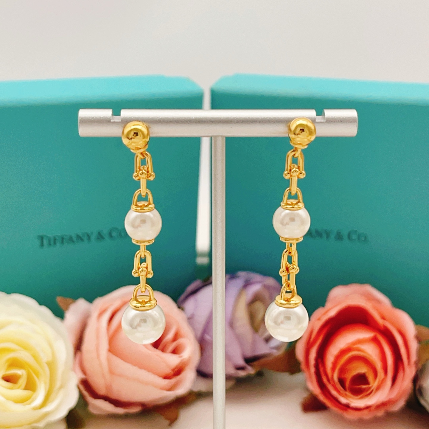 【Tiffany*帝芙尼最新款🆕🆕金色流苏珍珠耳钉】一致官网黄铜材质，非常的上镜‼️设计很特别值得入手。