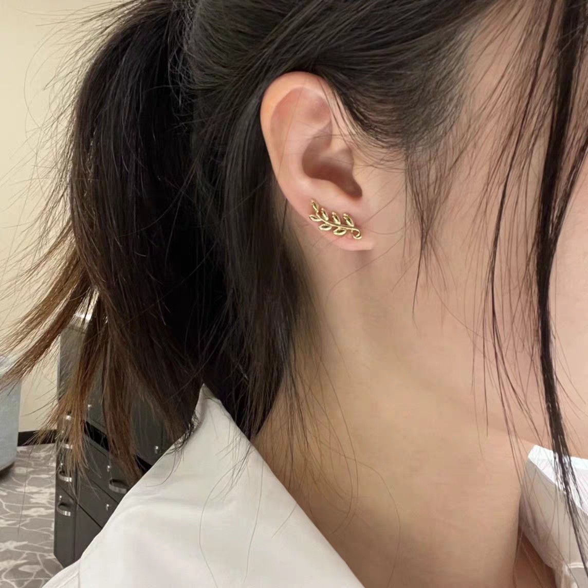 【Tiffany*帝芙尼最新款🆕🆕银色叶片耳钉】一致官网黄铜材质，非常的上镜‼️设计很特别值得入手。高级