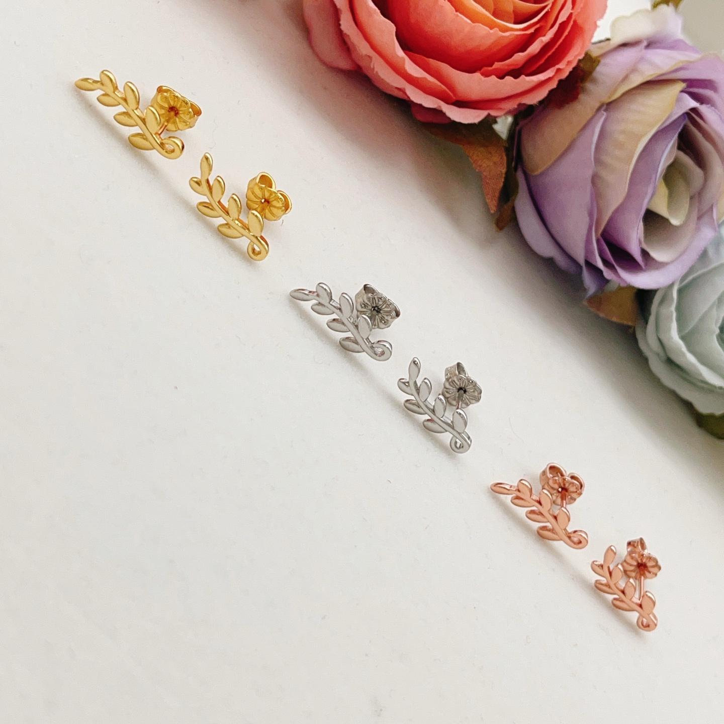 【Tiffany*帝芙尼最新款🆕🆕银色叶片耳钉】一致官网黄铜材质，非常的上镜‼️设计很特别值得入手。高级
