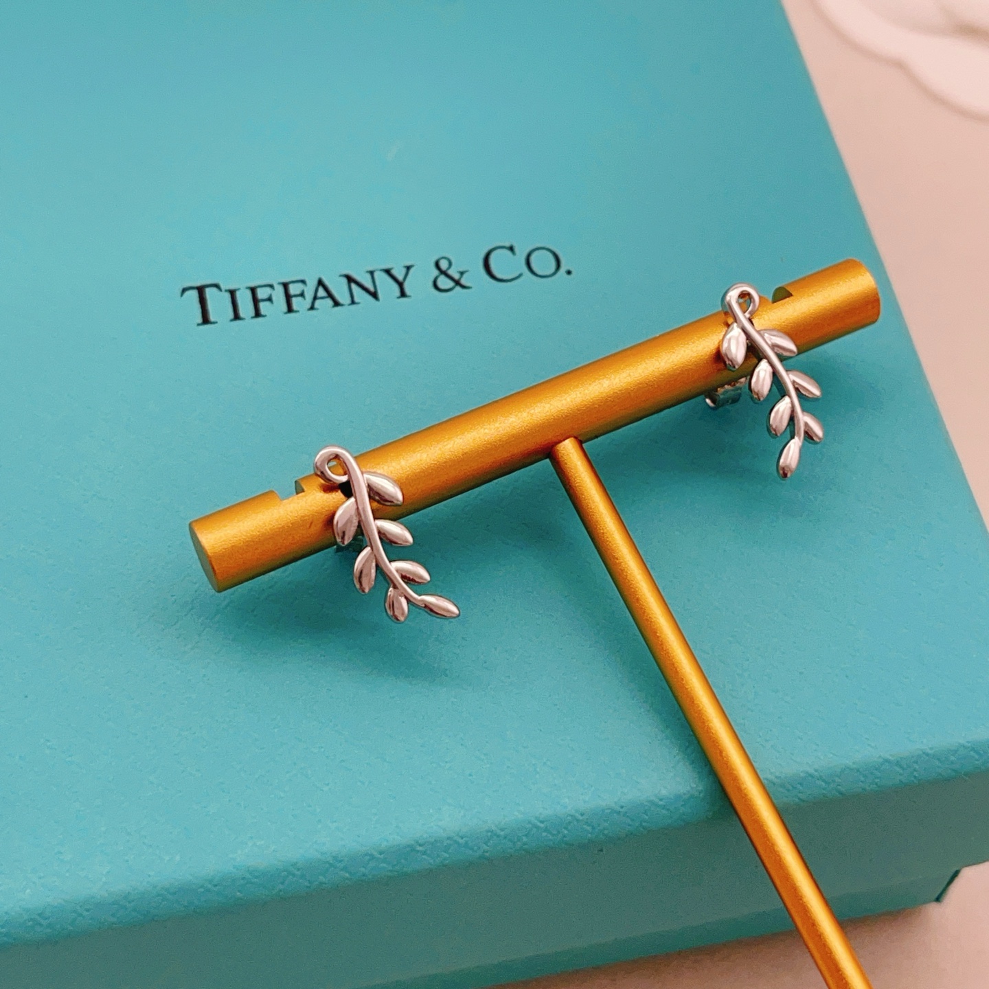 【Tiffany*帝芙尼最新款🆕🆕银色叶片耳钉】一致官网黄铜材质，非常的上镜‼️设计很特别值得入手。高级