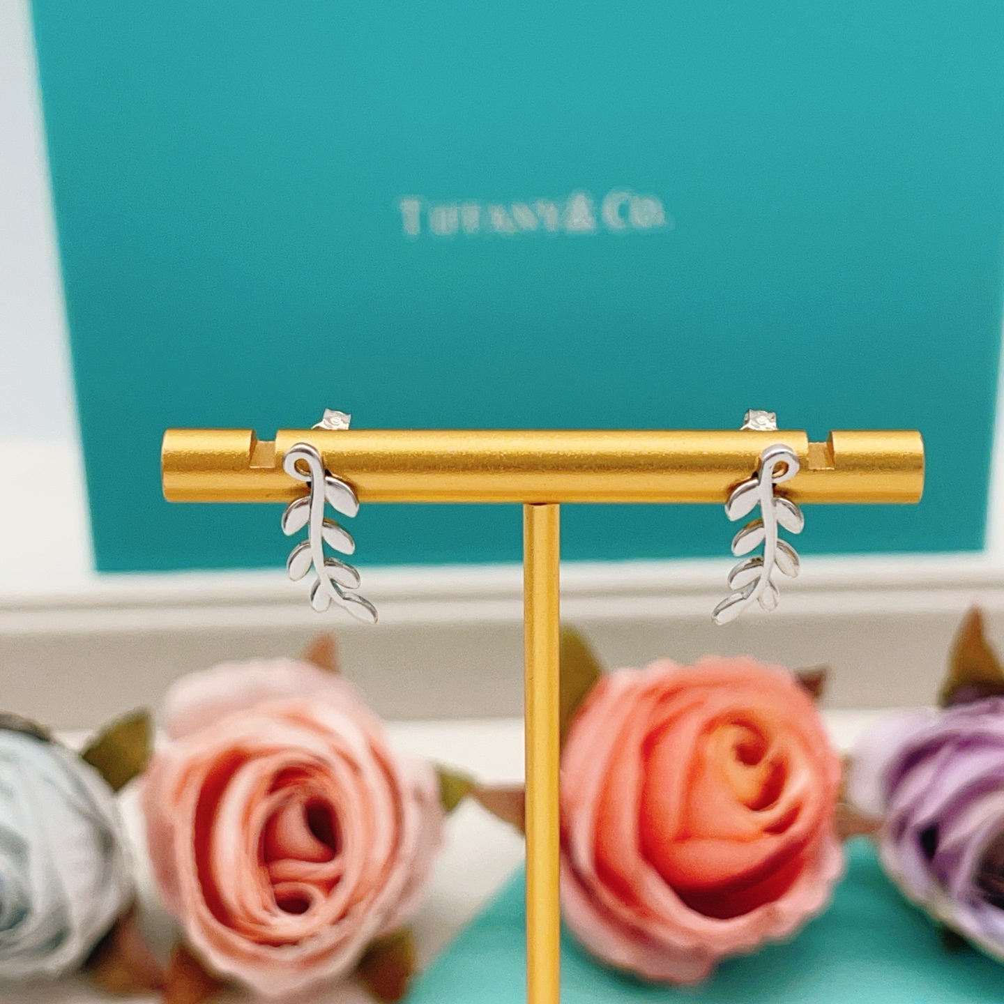 【Tiffany*帝芙尼最新款🆕🆕银色叶片耳钉】一致官网黄铜材质，非常的上镜‼️设计很特别值得入手。高级