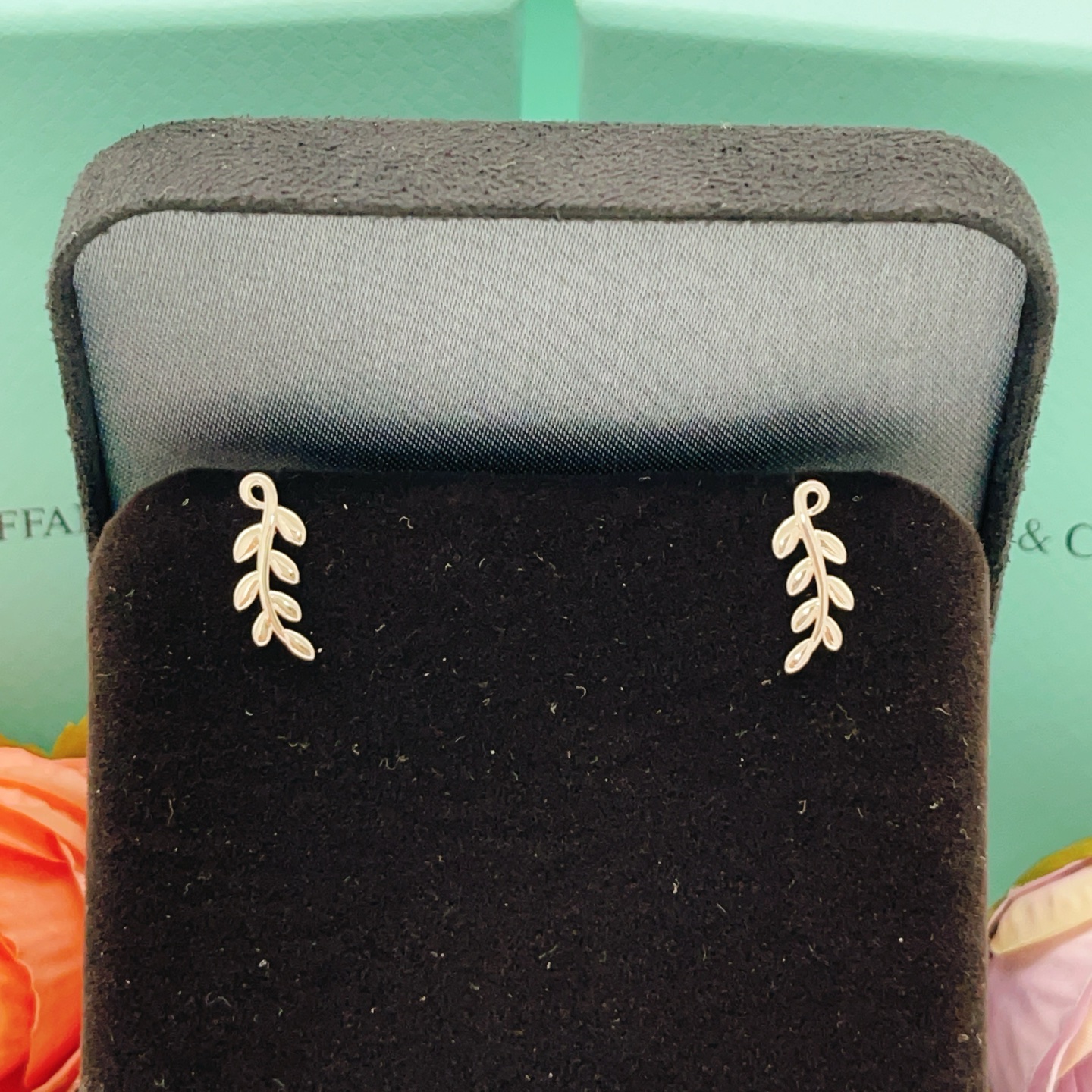 【Tiffany*帝芙尼最新款🆕🆕银色叶片耳钉】一致官网黄铜材质，非常的上镜‼️设计很特别值得入手。高级