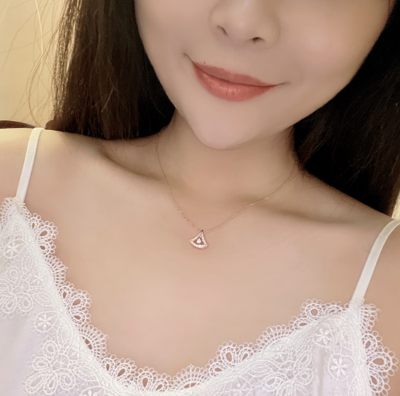 【BVLGARI宝格丽最新款🆕🆕玫瑰金镂空带钻扇子项链】一致官网黄铜材质，非常的上镜‼️设计很特别值得入