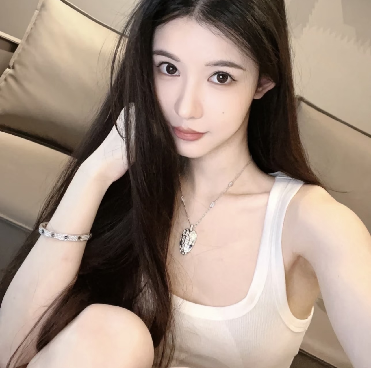 【BVLGARI宝格丽最新款🆕🆕玫瑰金满钻红宝石眼睛灵蛇项链】一致官网黄铜材质，非常的上镜‼️设计很特别