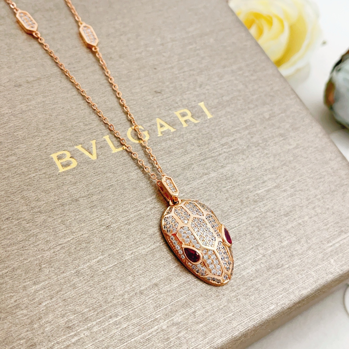 【BVLGARI宝格丽最新款🆕🆕玫瑰金满钻红宝石眼睛灵蛇项链】一致官网黄铜材质，非常的上镜‼️设计很特别