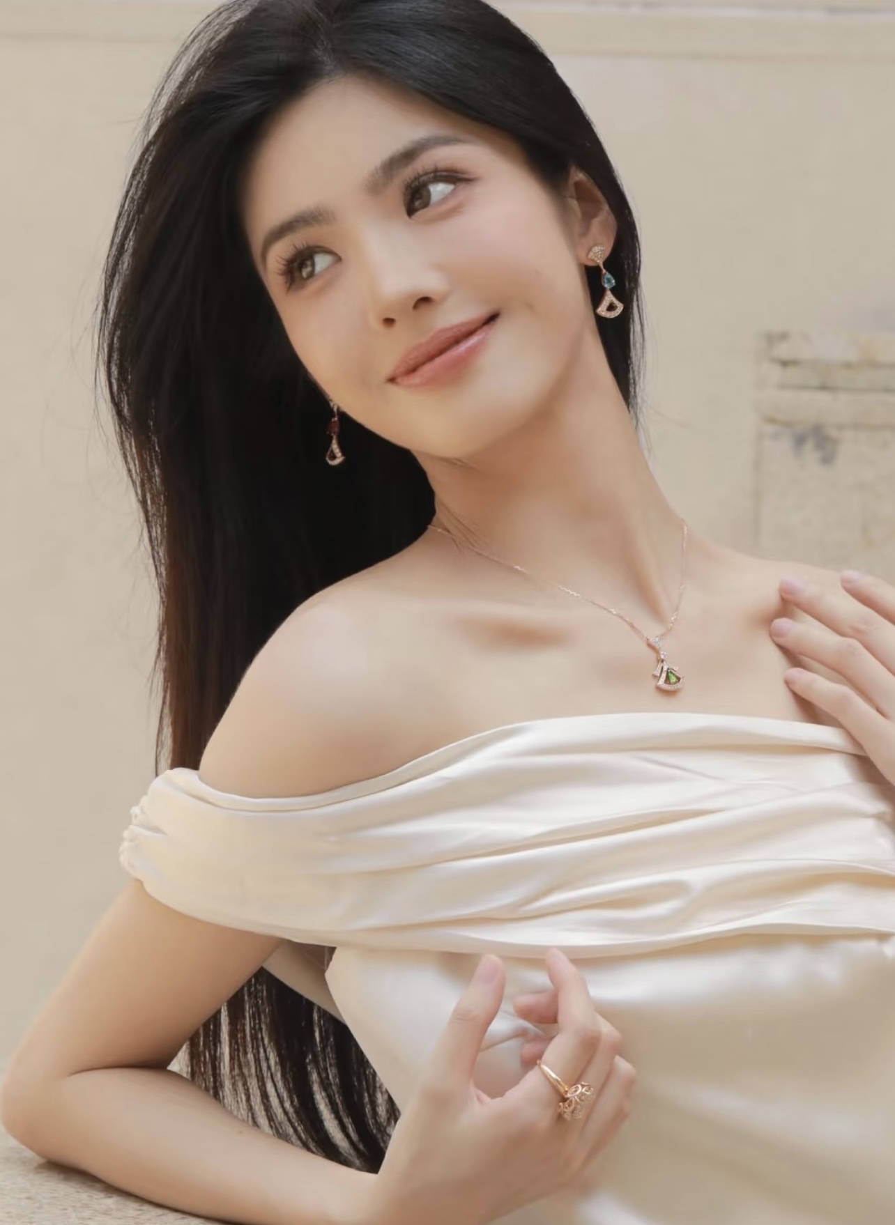 【BVLGARI宝格丽最新款🆕🆕玫瑰金镶钻绿宝石扇子项链】一致官网黄铜材质，非常的上镜‼️设计很特别值得