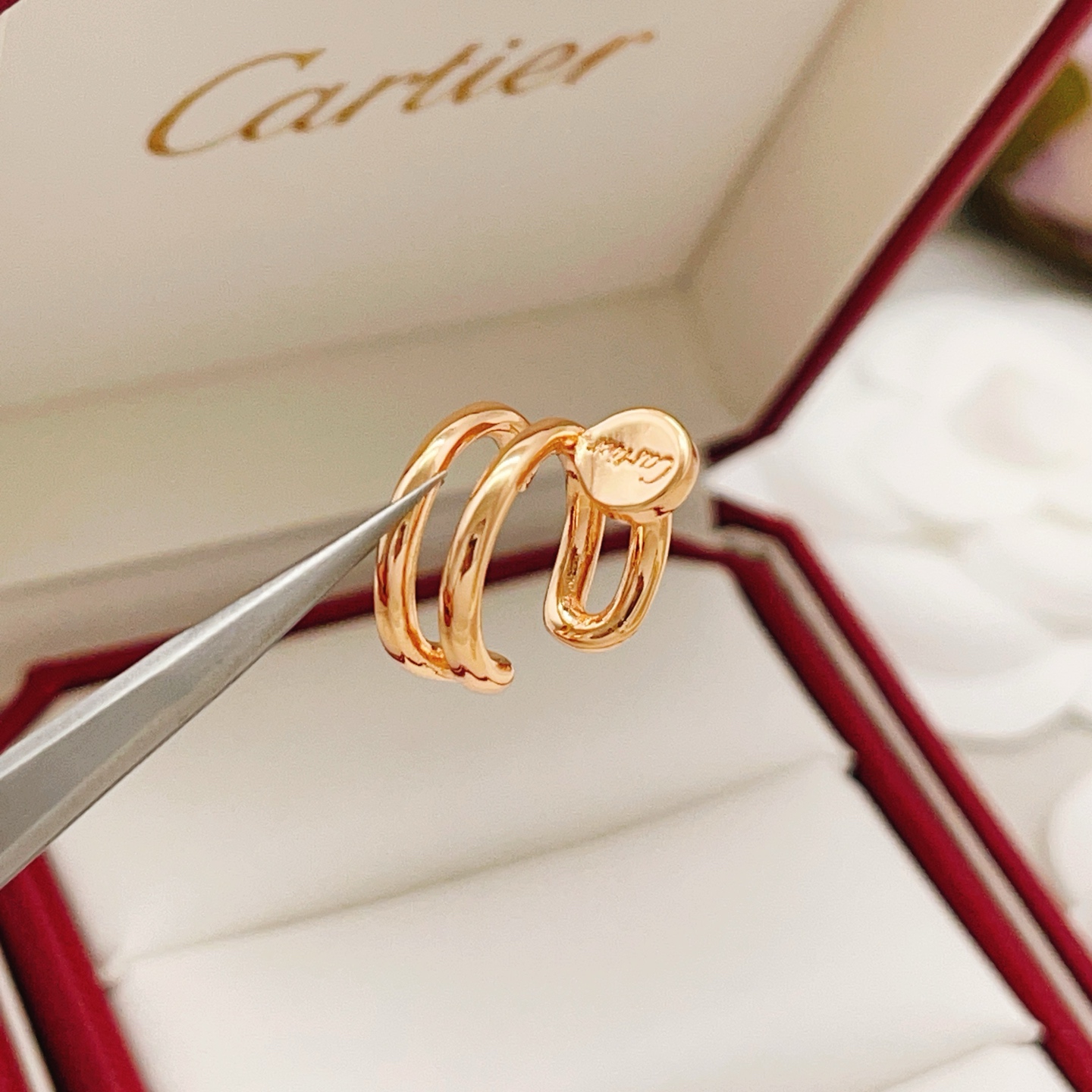 【Cartier卡地亚最新款🆕🆕玫瑰金钉子耳夹】一致官网黄铜材质，非常的上镜‼️设计很特别值得入手。高级