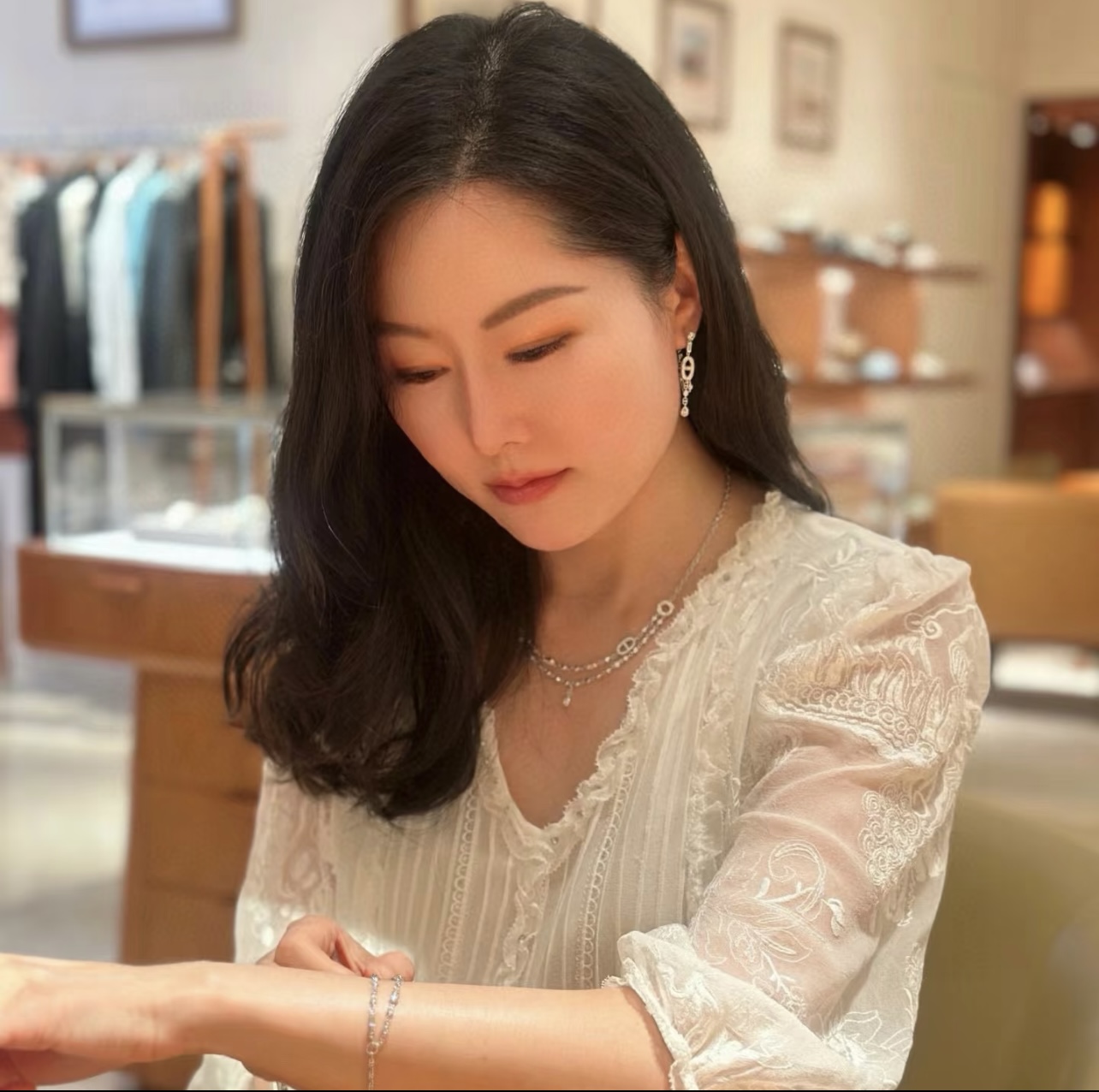 【He@mes爱玛仕最新款🆕🆕银色流苏猪鼻子耳钉】一致官网黄铜材质，非常的上镜‼️设计很特别值得入手。高