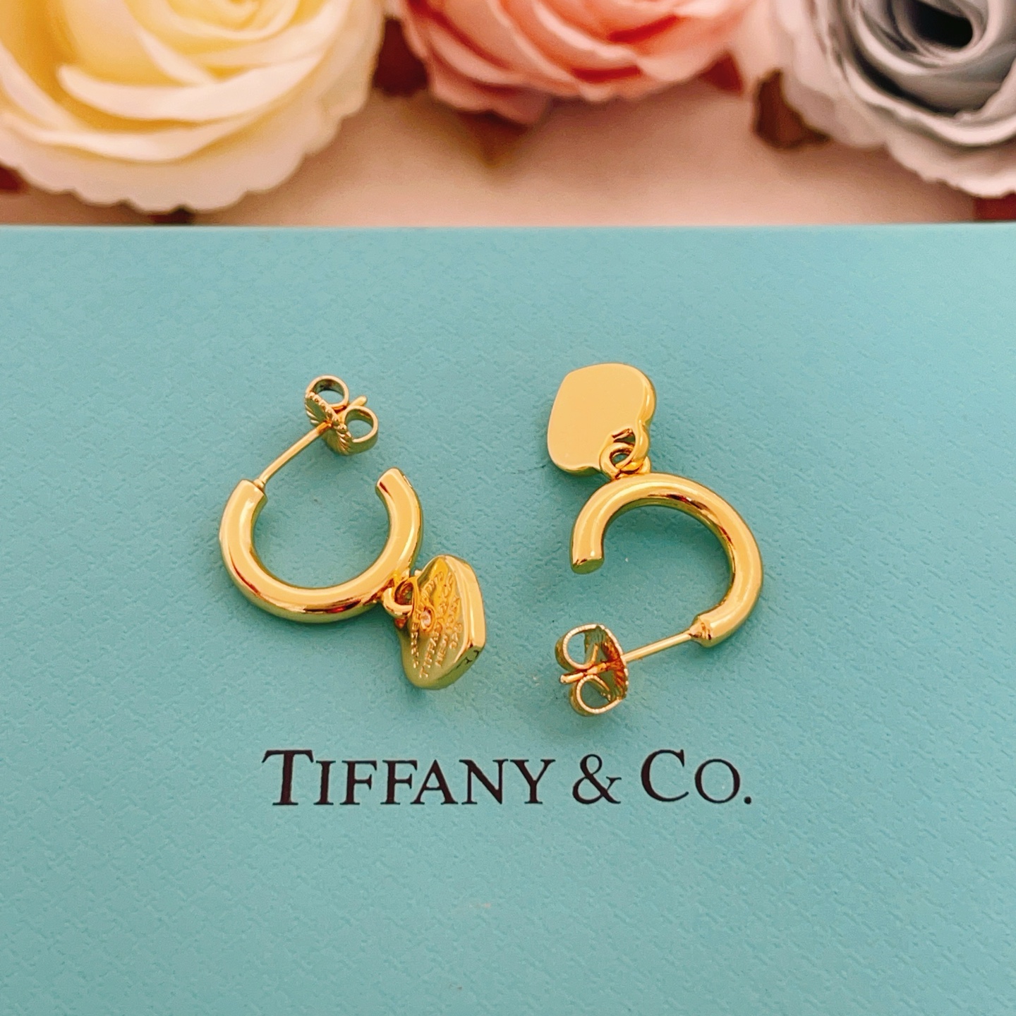 【Tiffany*帝芙尼最新款🆕🆕金色光面单钻爱心耳环】一致官网黄铜材质，非常的上镜‼️设计很特别值得入