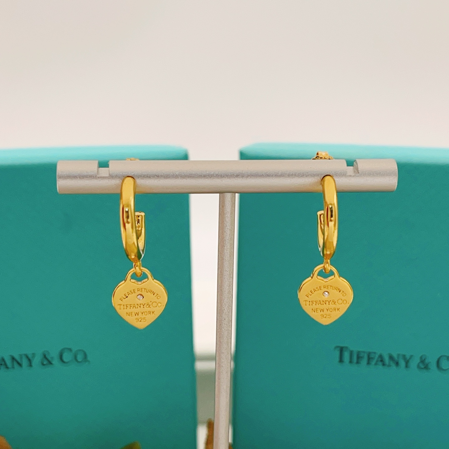 【Tiffany*帝芙尼最新款🆕🆕金色光面单钻爱心耳环】一致官网黄铜材质，非常的上镜‼️设计很特别值得入