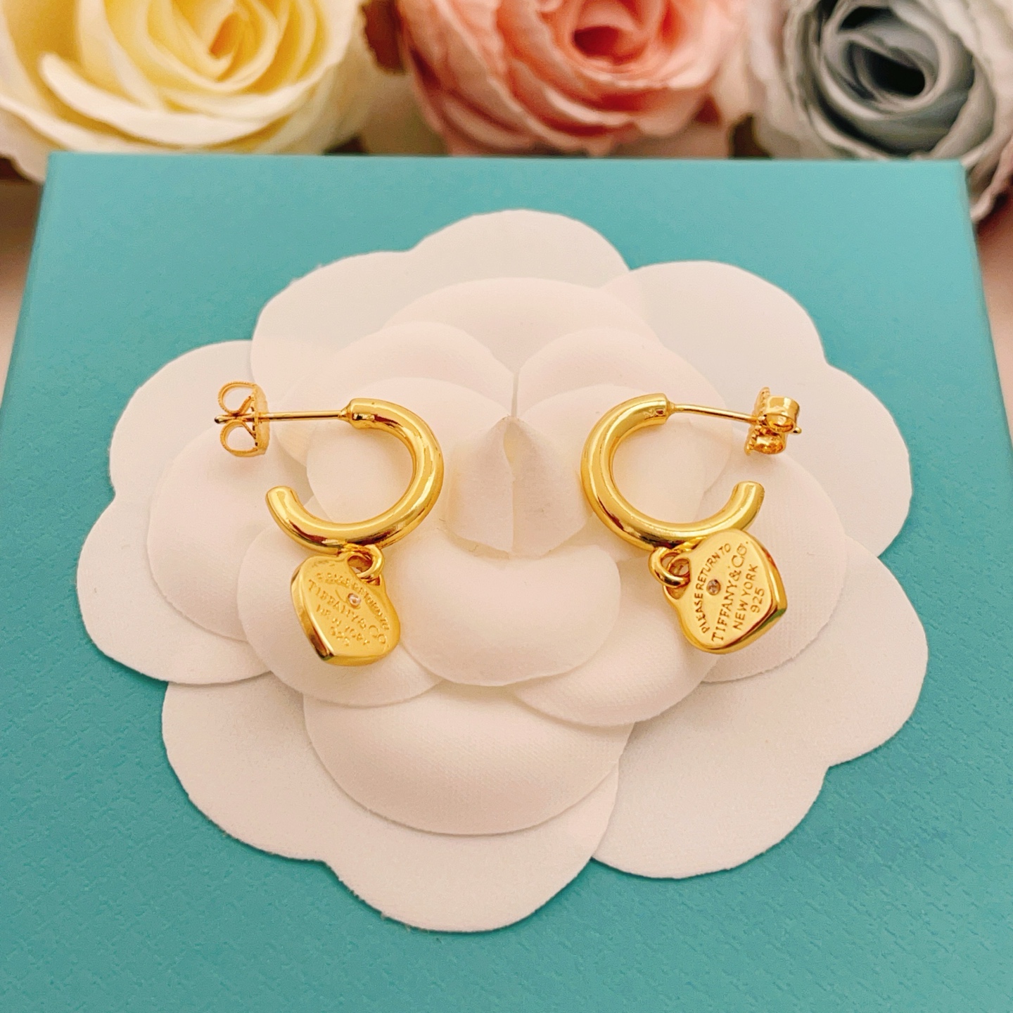【Tiffany*帝芙尼最新款🆕🆕金色光面单钻爱心耳环】一致官网黄铜材质，非常的上镜‼️设计很特别值得入