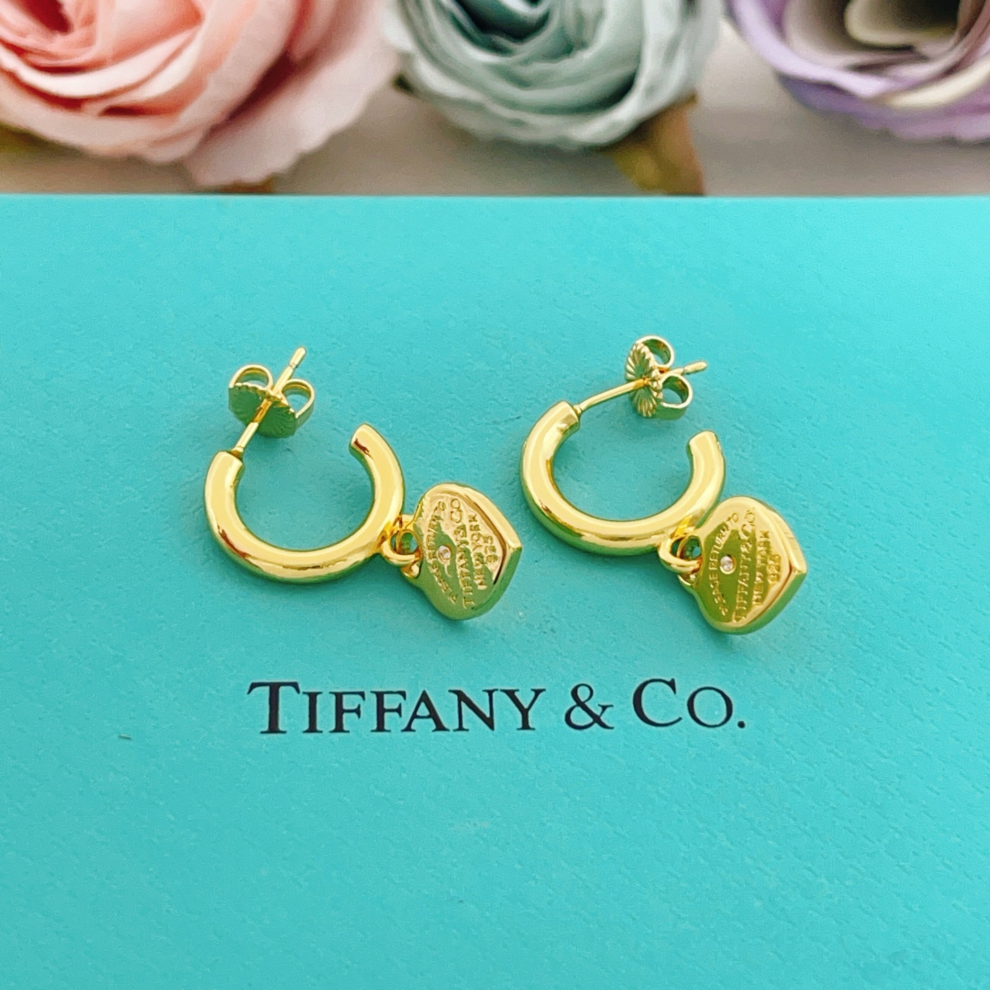 【Tiffany*帝芙尼最新款🆕🆕金色光面单钻爱心耳环】一致官网黄铜材质，非常的上镜‼️设计很特别值得入