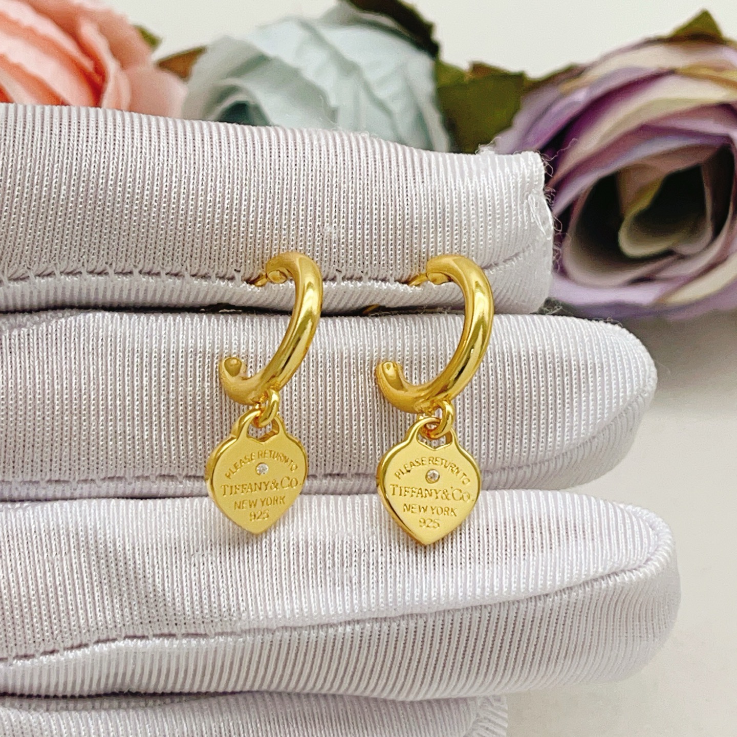 【Tiffany*帝芙尼最新款🆕🆕金色光面单钻爱心耳环】一致官网黄铜材质，非常的上镜‼️设计很特别值得入