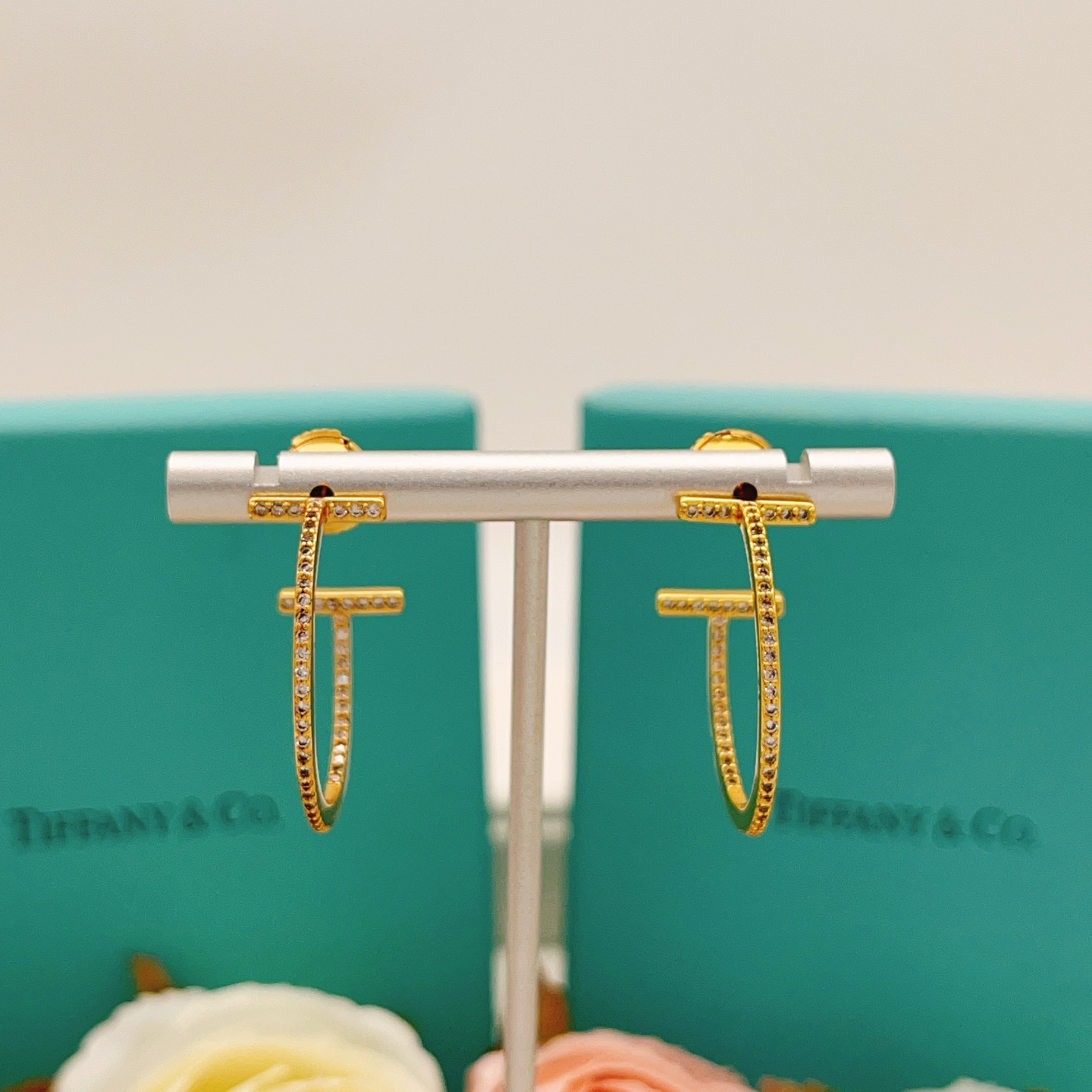 【Tiffany*帝芙尼最新款🆕🆕玫瑰金满钻半圆笑脸耳钉】一致官网黄铜材质，非常的上镜‼️设计很特别值得