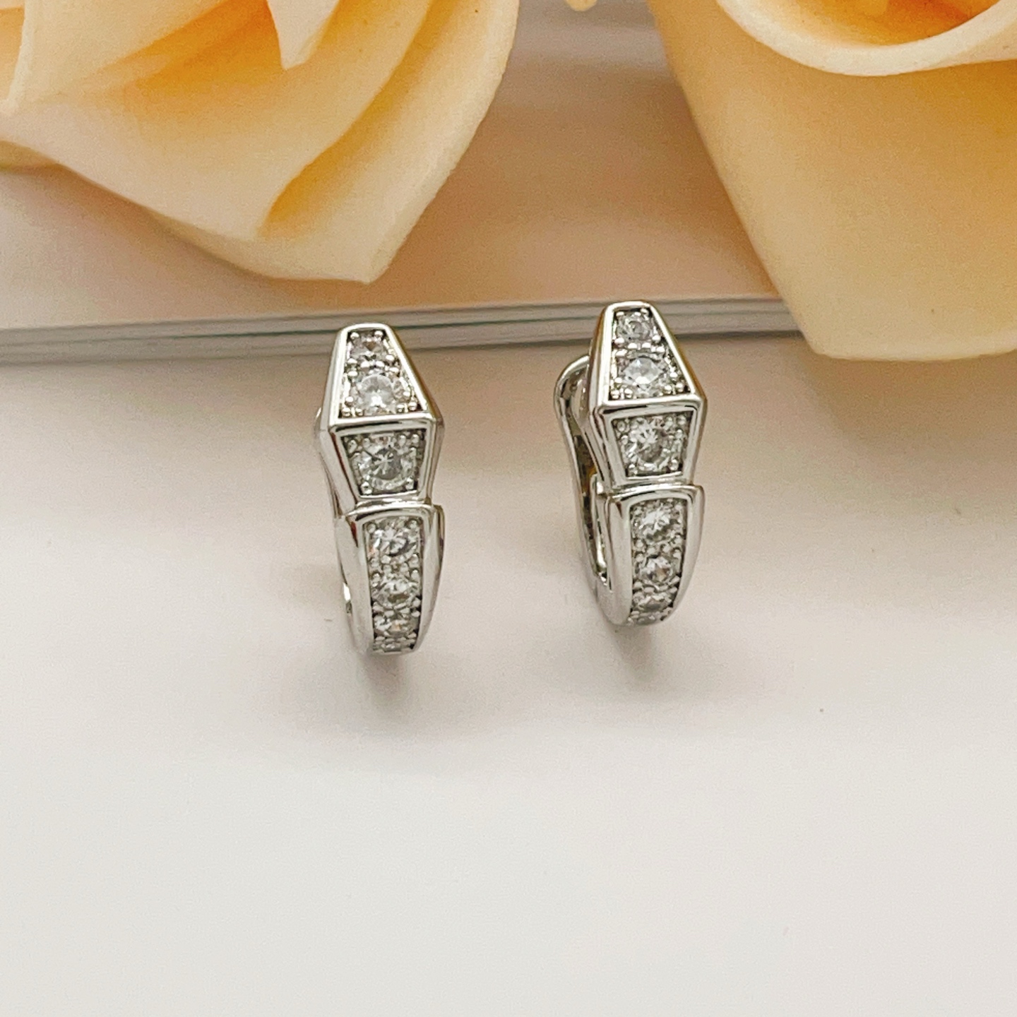 【BVLGARI最新款🆕🆕银色满钻蛇骨耳钉】一致官网黄铜材质，非常的上镜‼️设计很特别值得入手。高级手工