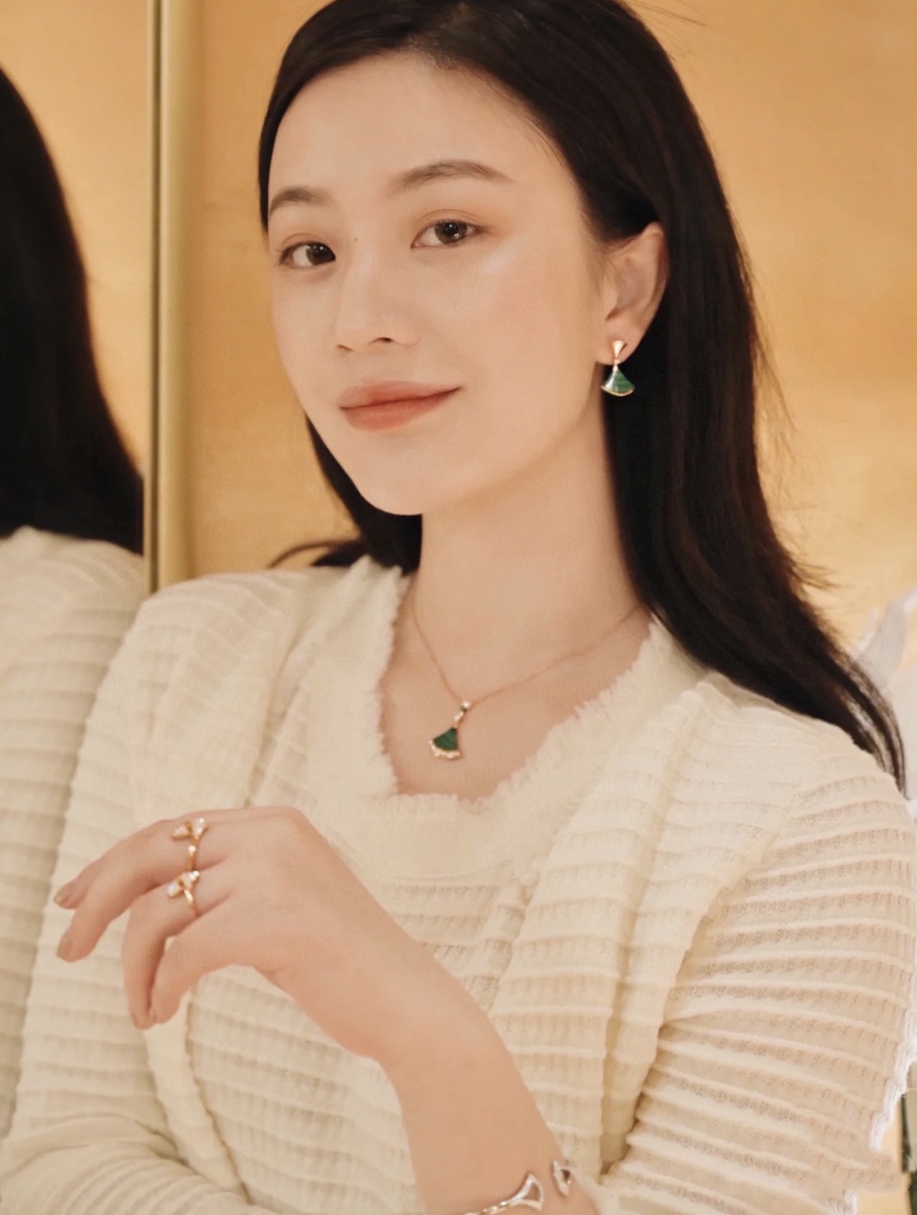 【BVLGARI最新款🆕🆕玫瑰金绿贝扇子耳钉】一致官网黄铜材质，非常的上镜‼️设计很特别值得入手。高级手