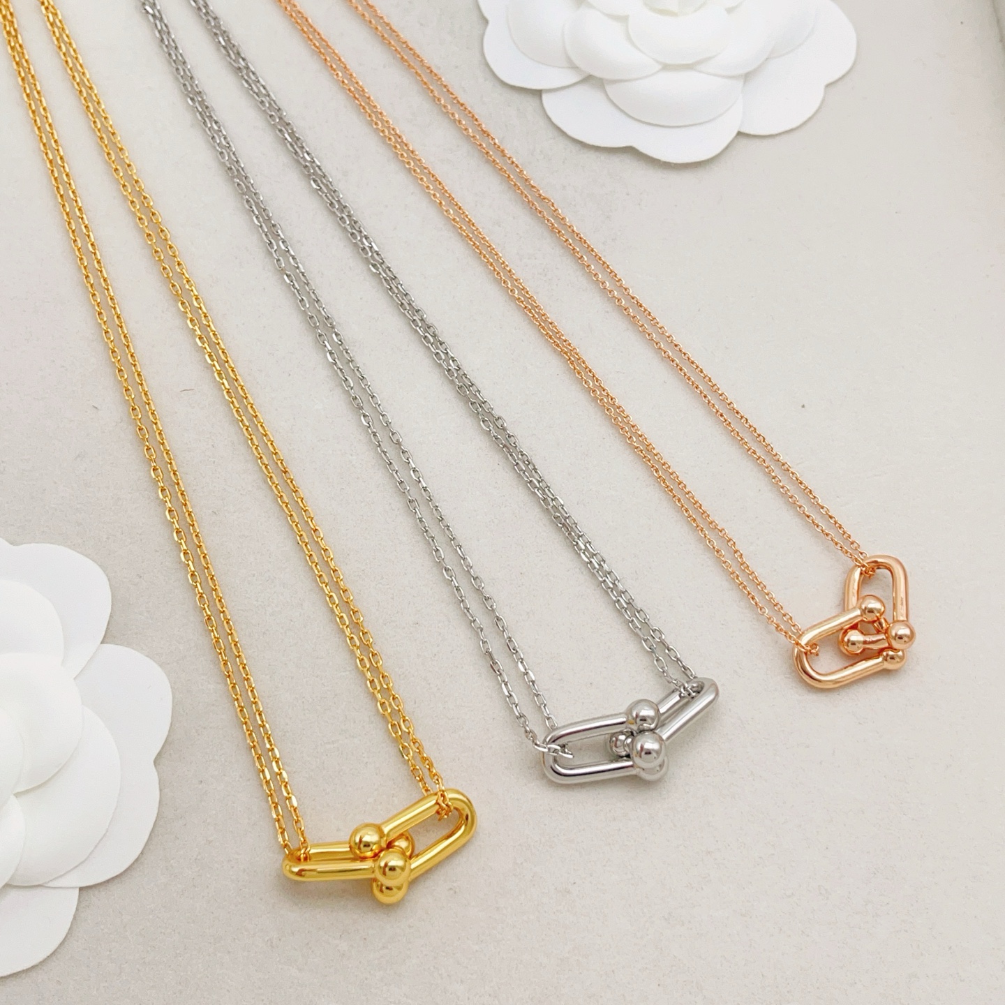 【Tiffany*帝芙尼最新款🆕🆕金色双链光面双U项链】一致官网黄铜材质，非常的上镜‼️设计很特别值得入