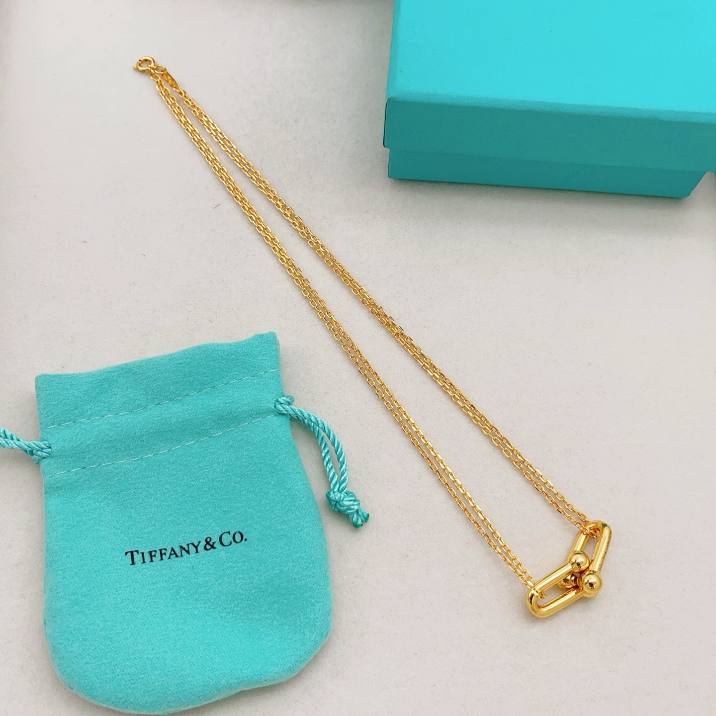 【Tiffany*帝芙尼最新款🆕🆕金色双链光面双U项链】一致官网黄铜材质，非常的上镜‼️设计很特别值得入