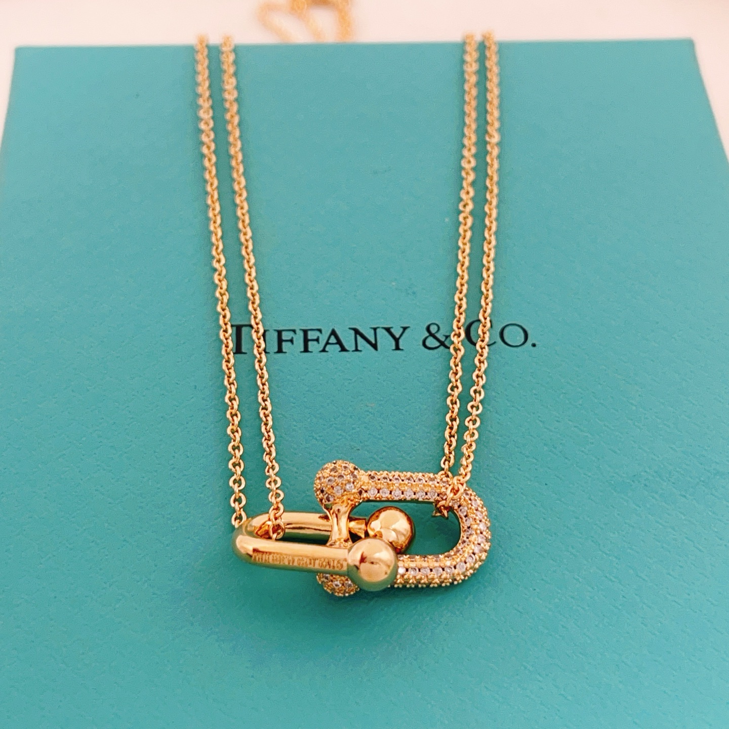 【Tiffany*帝芙尼最新款🆕🆕玫瑰金双链镶钻双U项链】一致官网黄铜材质，非常的上镜‼️设计很特别值得