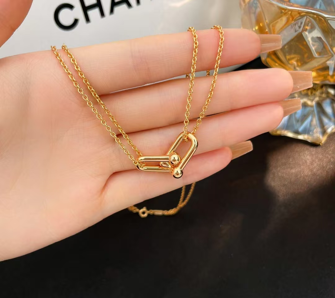 【Tiffany*帝芙尼最新款🆕🆕金色双链光面双U项链】一致官网黄铜材质，非常的上镜‼️设计很特别值得入