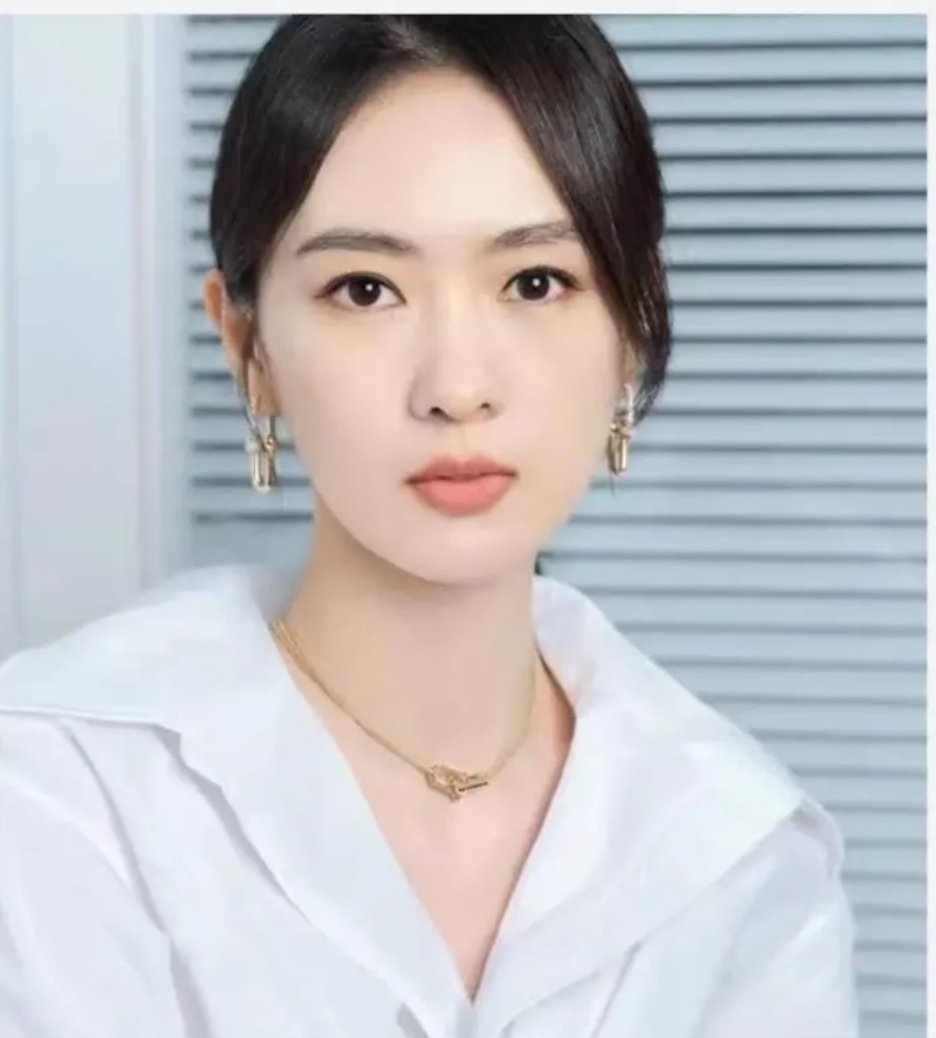 【Tiffany*帝芙尼最新款🆕🆕金色双链光面双U项链】一致官网黄铜材质，非常的上镜‼️设计很特别值得入
