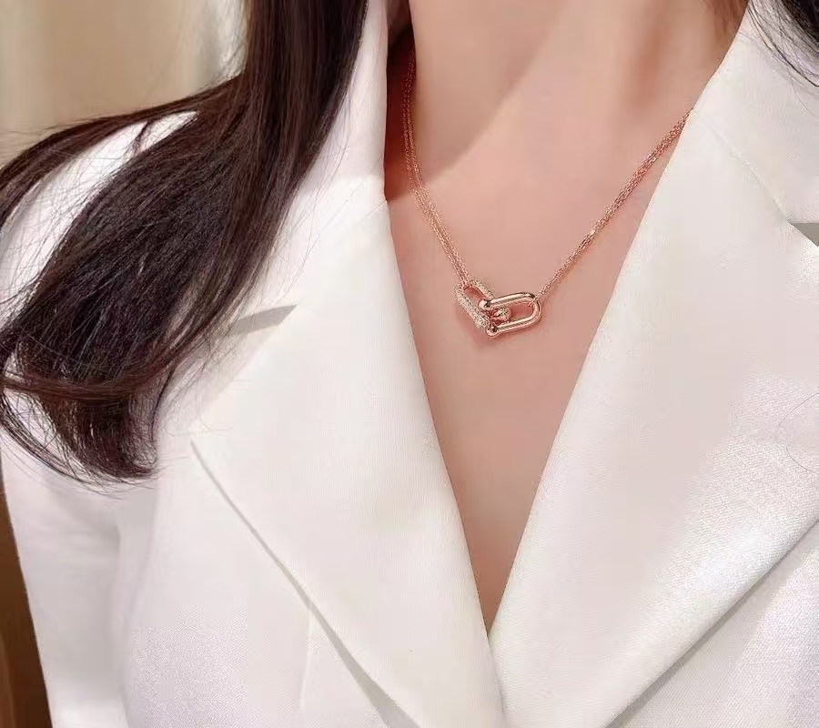 【Tiffany*帝芙尼最新款🆕🆕玫瑰金双链镶钻双U项链】一致官网黄铜材质，非常的上镜‼️设计很特别值得