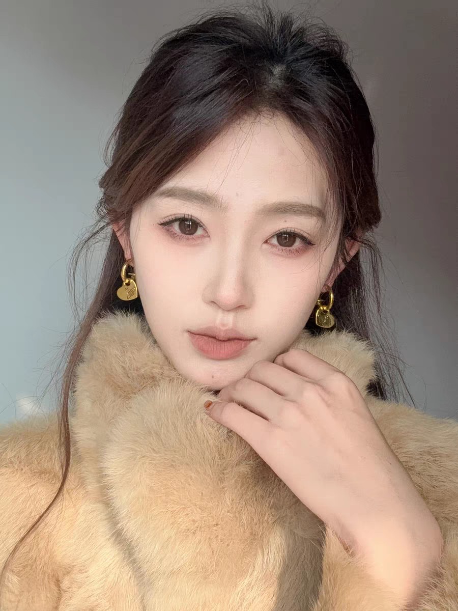 【Tiffany*帝芙尼最新款🆕🆕金色光面单钻爱心耳环】一致官网黄铜材质，非常的上镜‼️设计很特别值得入