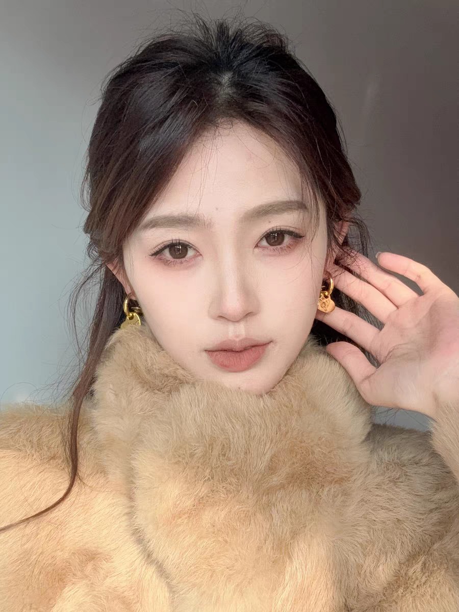 【Tiffany*帝芙尼最新款🆕🆕金色光面单钻爱心耳环】一致官网黄铜材质，非常的上镜‼️设计很特别值得入