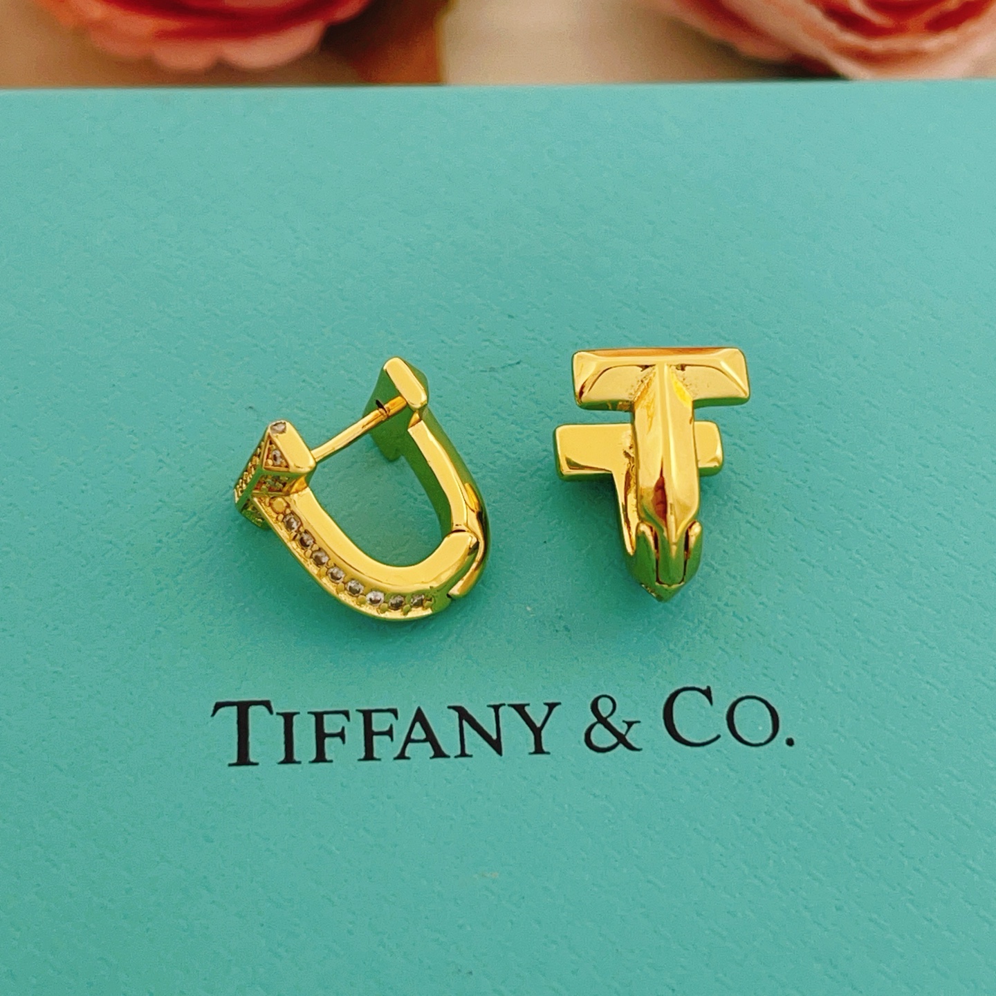 【Tiffany*帝芙尼最新款🆕🆕金色镶钻马蹄耳钉】一致官网黄铜材质，非常的上镜‼️设计很特别值得入手。