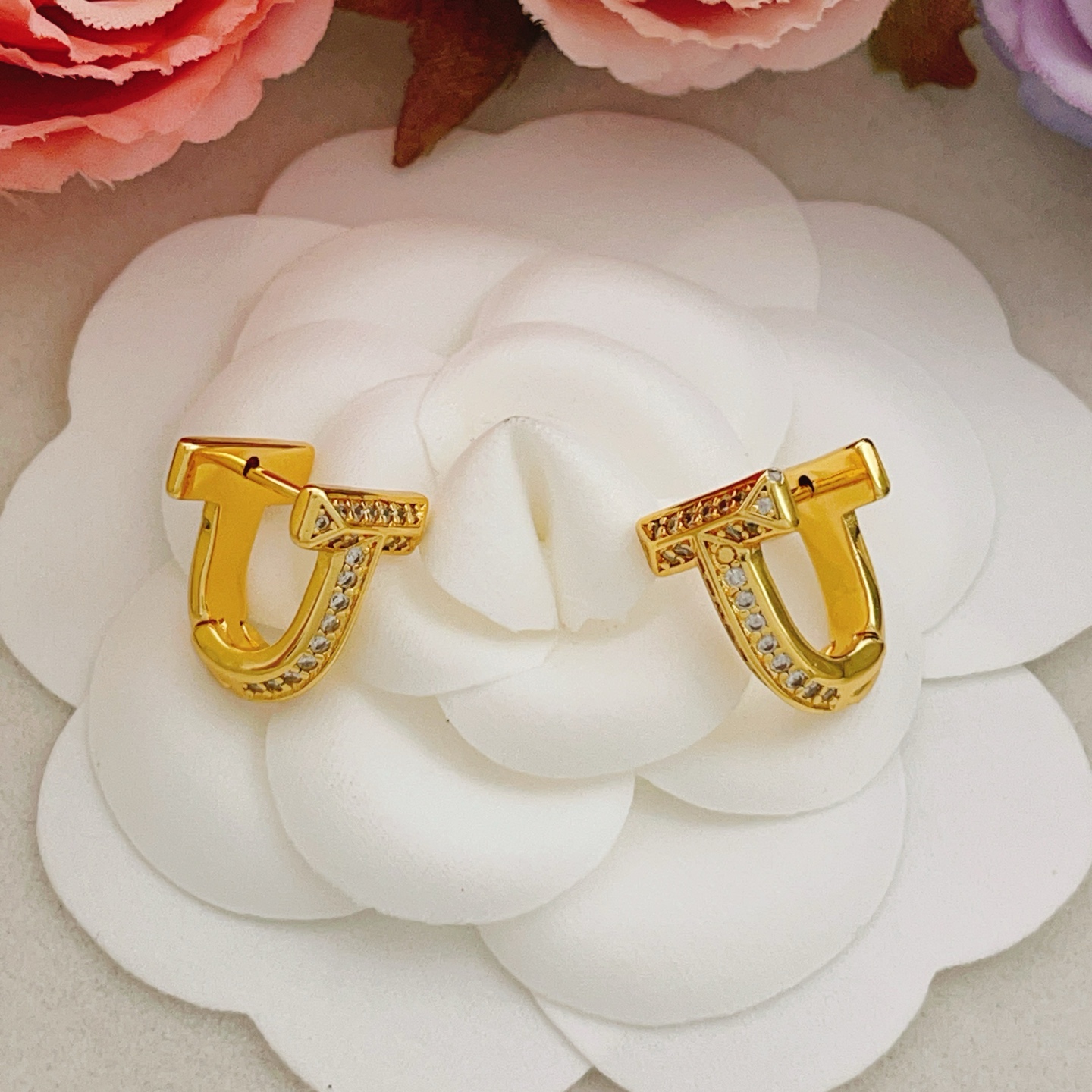 【Tiffany*帝芙尼最新款🆕🆕金色镶钻马蹄耳钉】一致官网黄铜材质，非常的上镜‼️设计很特别值得入手。