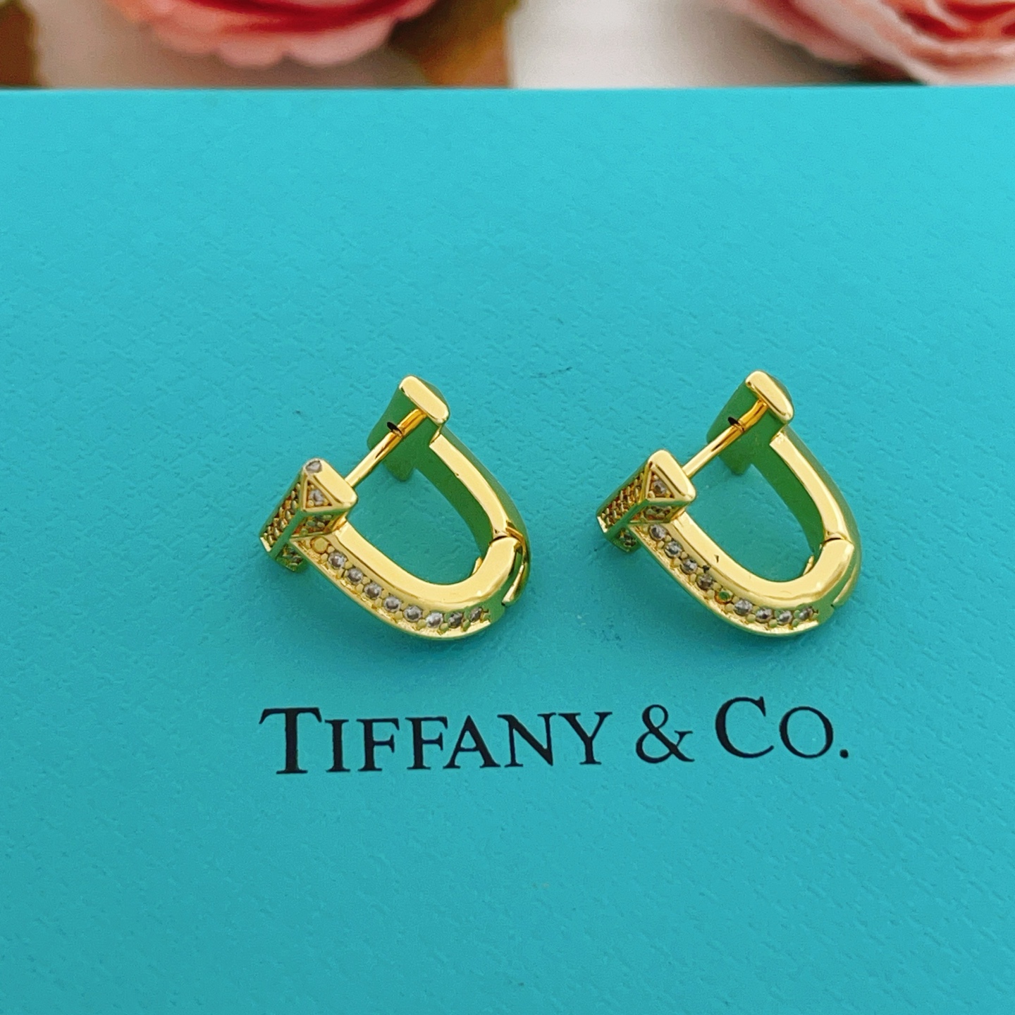 【Tiffany*帝芙尼最新款🆕🆕金色镶钻马蹄耳钉】一致官网黄铜材质，非常的上镜‼️设计很特别值得入手。