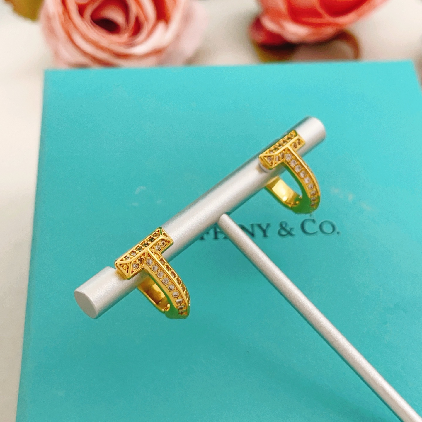 【Tiffany*帝芙尼最新款🆕🆕金色镶钻马蹄耳钉】一致官网黄铜材质，非常的上镜‼️设计很特别值得入手。