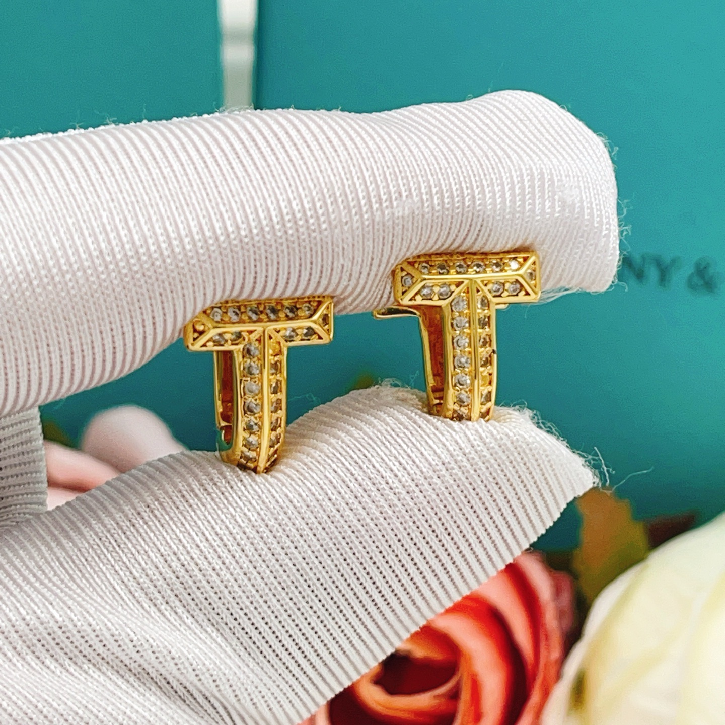【Tiffany*帝芙尼最新款🆕🆕金色镶钻马蹄耳钉】一致官网黄铜材质，非常的上镜‼️设计很特别值得入手。