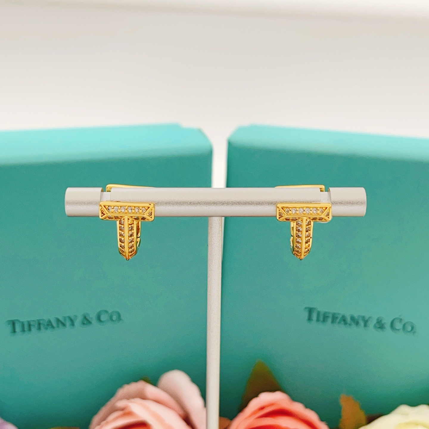 【Tiffany*帝芙尼最新款🆕🆕金色镶钻马蹄耳钉】一致官网黄铜材质，非常的上镜‼️设计很特别值得入手。
