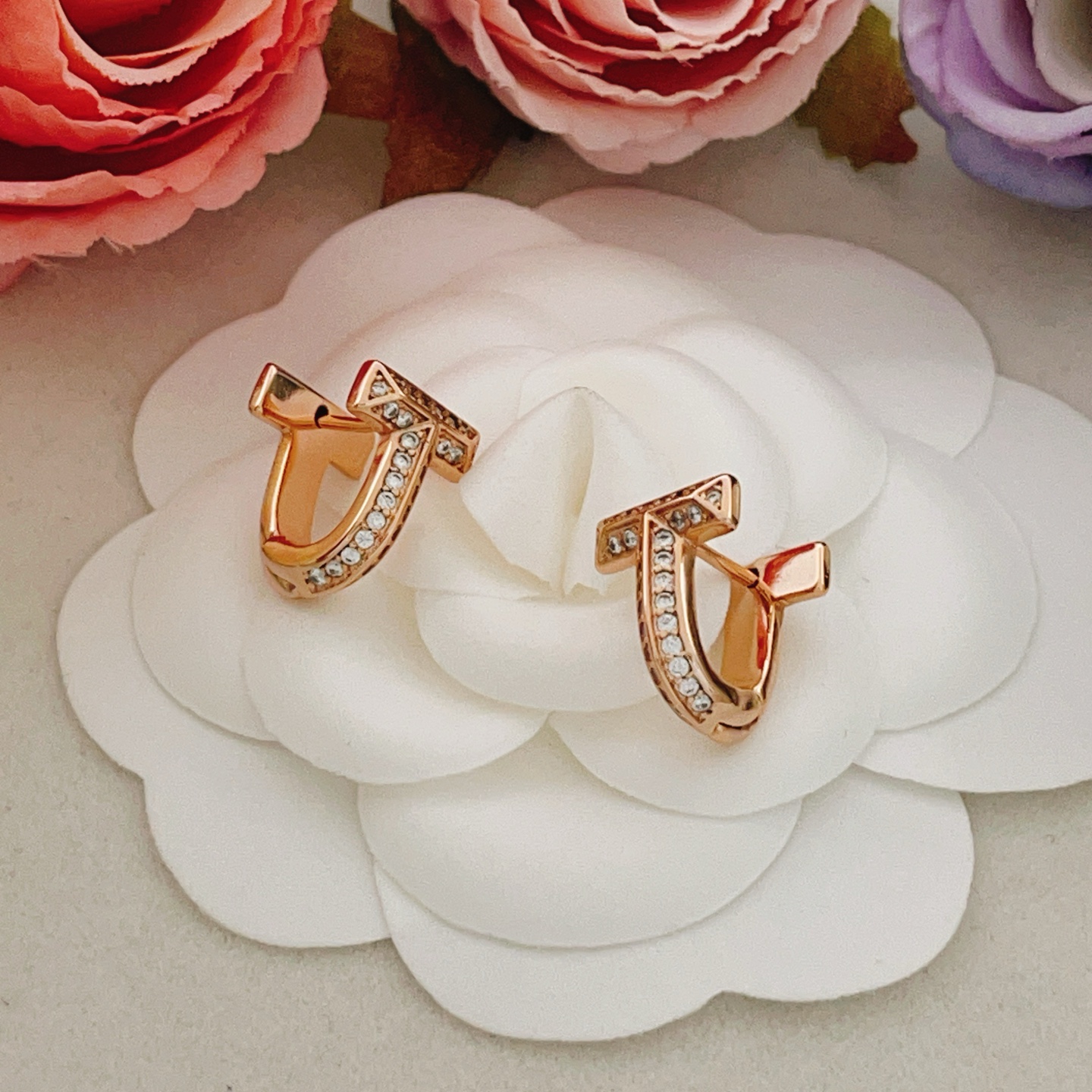 【Tiffany*帝芙尼最新款🆕🆕玫瑰金镶钻马蹄耳钉】一致官网黄铜材质，非常的上镜‼️设计很特别值得入手