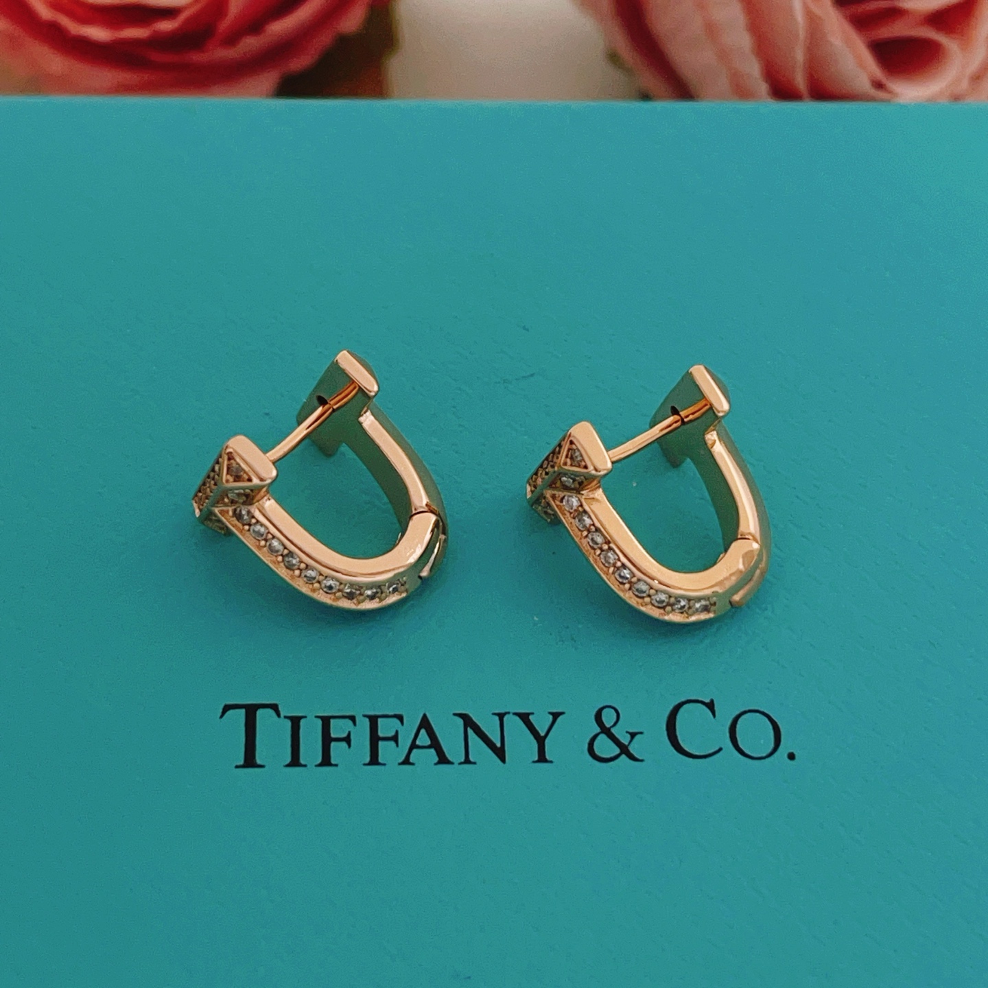 【Tiffany*帝芙尼最新款🆕🆕玫瑰金镶钻马蹄耳钉】一致官网黄铜材质，非常的上镜‼️设计很特别值得入手