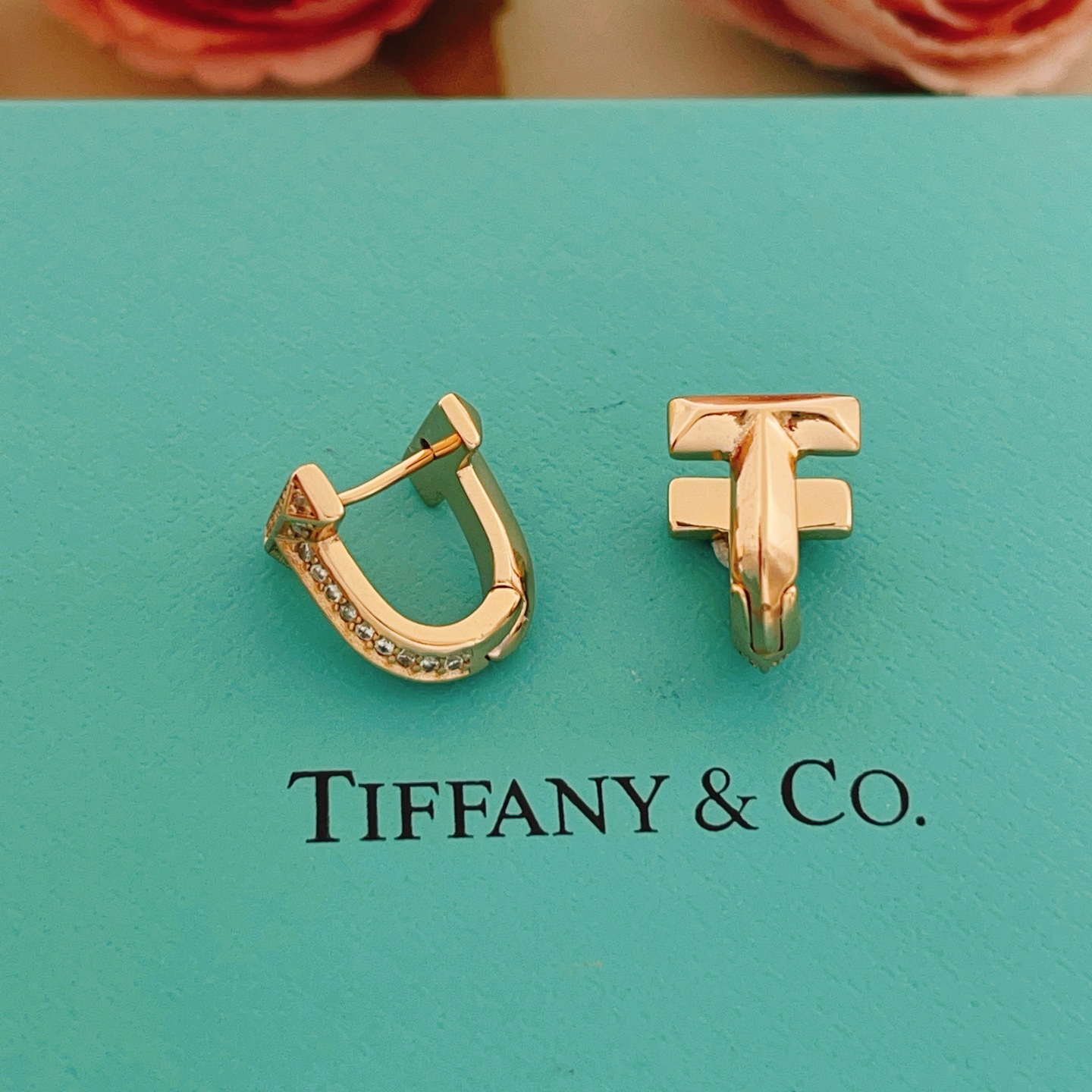 【Tiffany*帝芙尼最新款🆕🆕玫瑰金镶钻马蹄耳钉】一致官网黄铜材质，非常的上镜‼️设计很特别值得入手