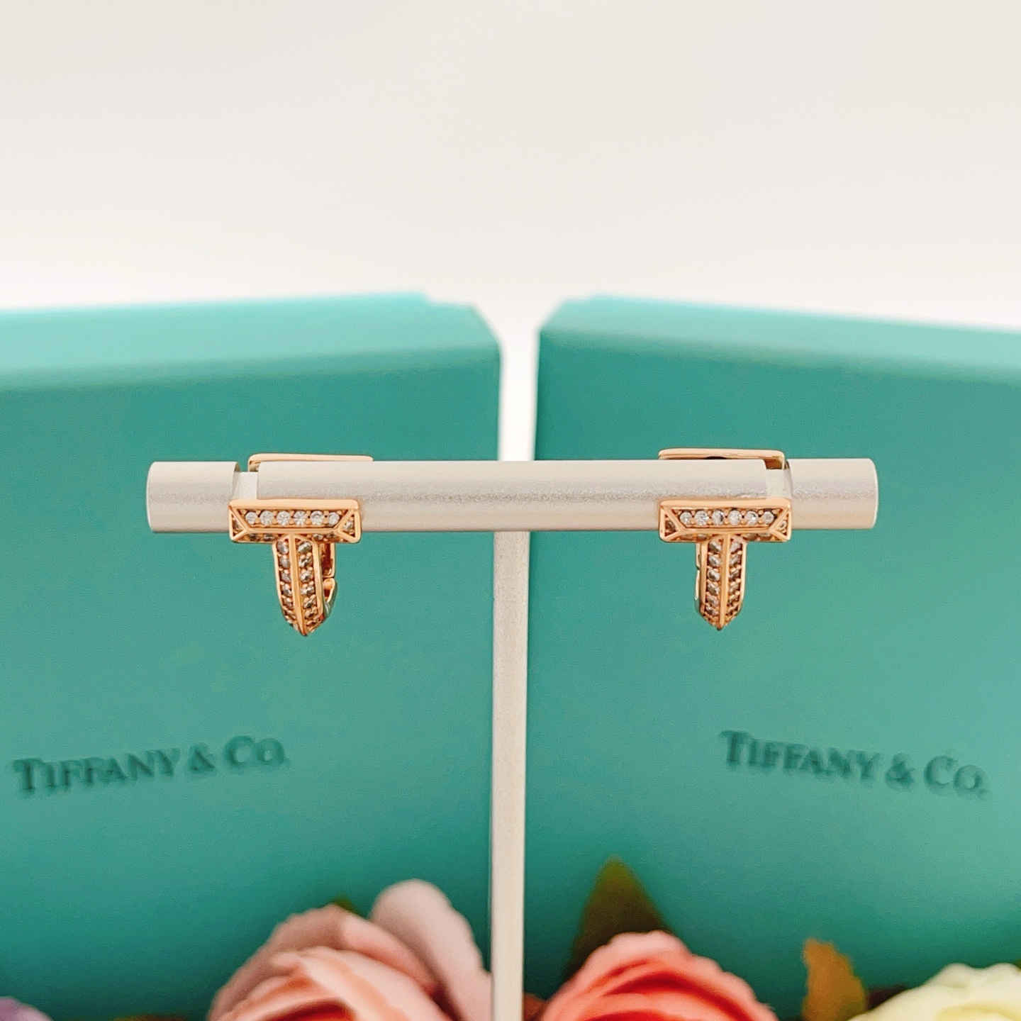 【Tiffany*帝芙尼最新款🆕🆕玫瑰金镶钻马蹄耳钉】一致官网黄铜材质，非常的上镜‼️设计很特别值得入手