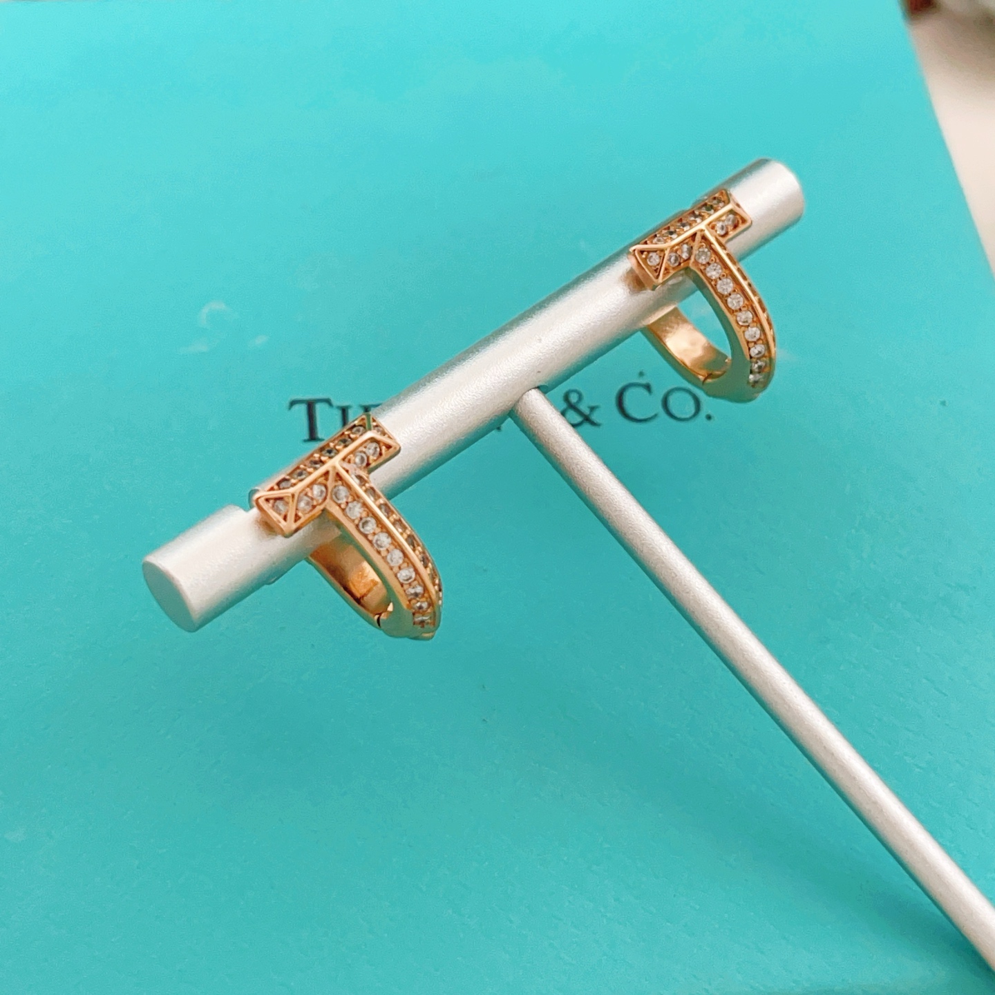 【Tiffany*帝芙尼最新款🆕🆕玫瑰金镶钻马蹄耳钉】一致官网黄铜材质，非常的上镜‼️设计很特别值得入手
