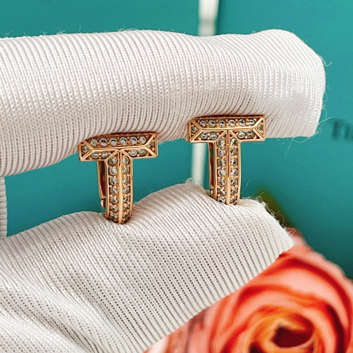 【Tiffany*帝芙尼最新款🆕🆕玫瑰金镶钻马蹄耳钉】一致官网黄铜材质，非常的上镜‼️设计很特别值得入手