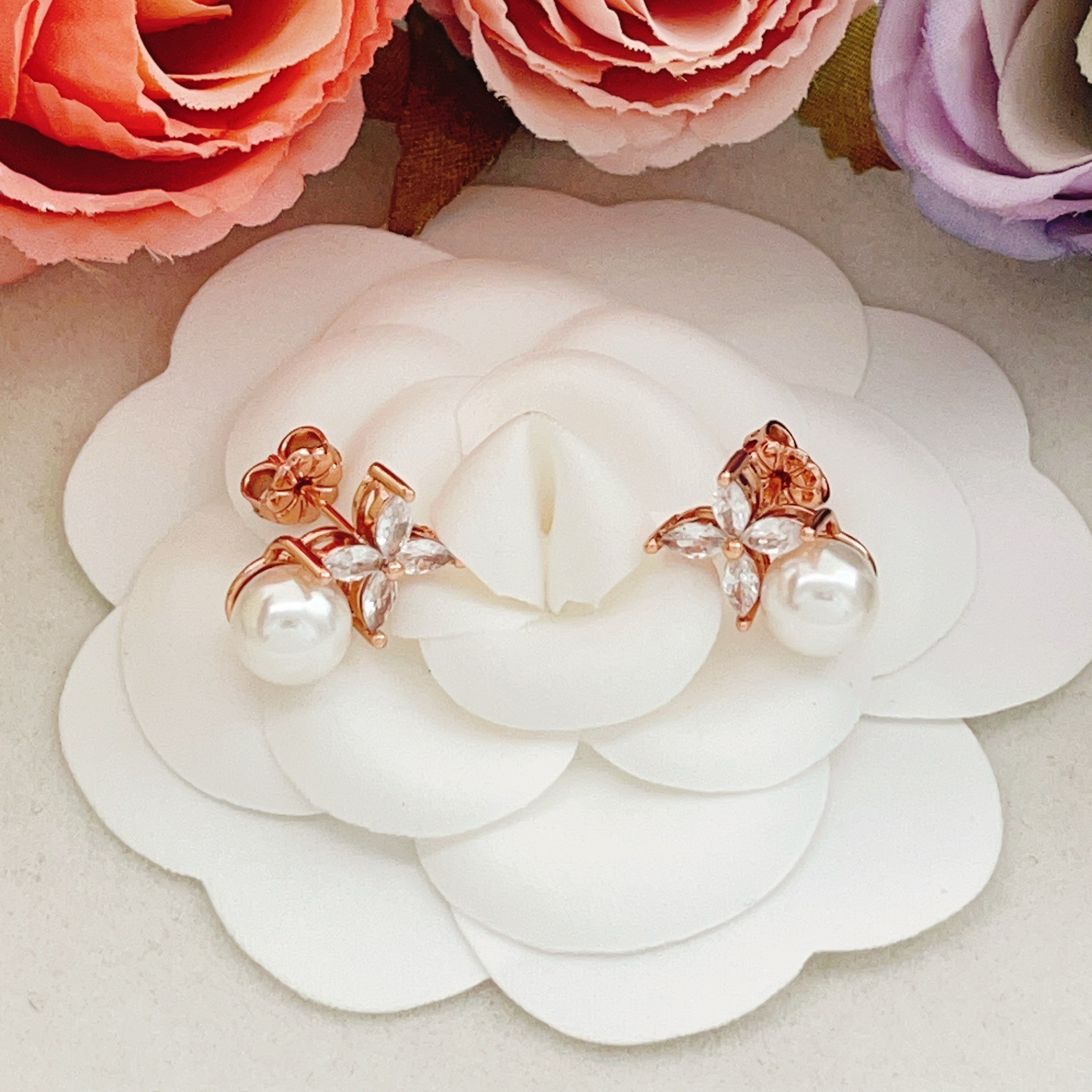 【Tiffany*帝芙尼最新款🆕🆕玫瑰金蝴蝶珍珠耳钉】一致官网黄铜材质，非常的上镜‼️设计很特别值得入手