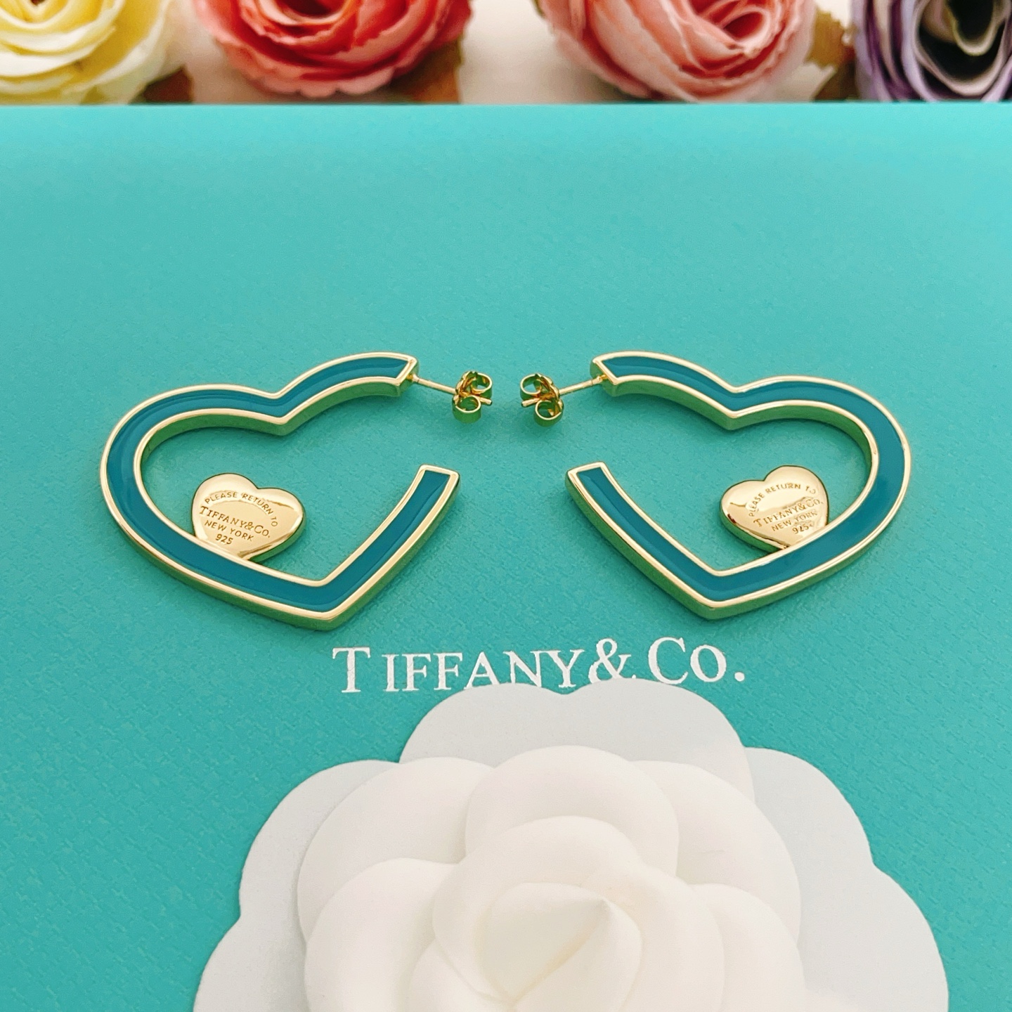 【Tiffany*帝芙尼最新款🆕🆕金色绿爱心耳钉】一致官网黄铜材质，非常的上镜‼️设计很特别值得入手。高