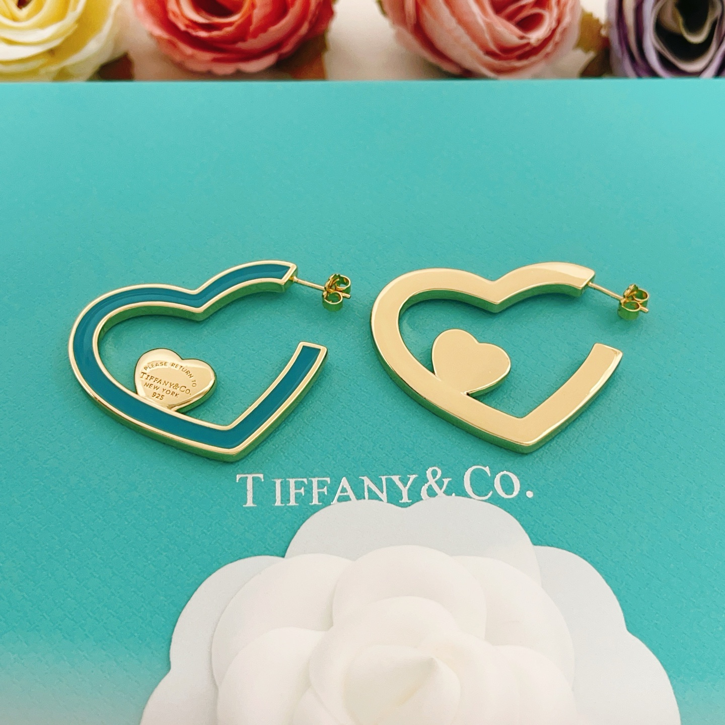 【Tiffany*帝芙尼最新款🆕🆕金色绿爱心耳钉】一致官网黄铜材质，非常的上镜‼️设计很特别值得入手。高