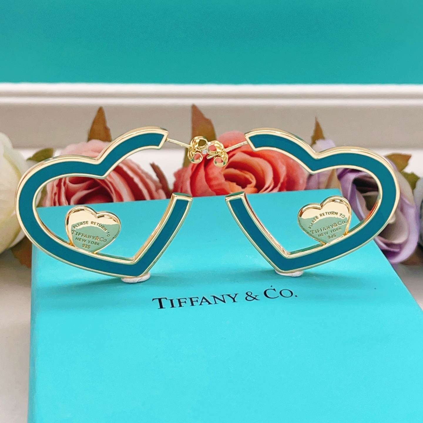 【Tiffany*帝芙尼最新款🆕🆕金色绿爱心耳钉】一致官网黄铜材质，非常的上镜‼️设计很特别值得入手。高